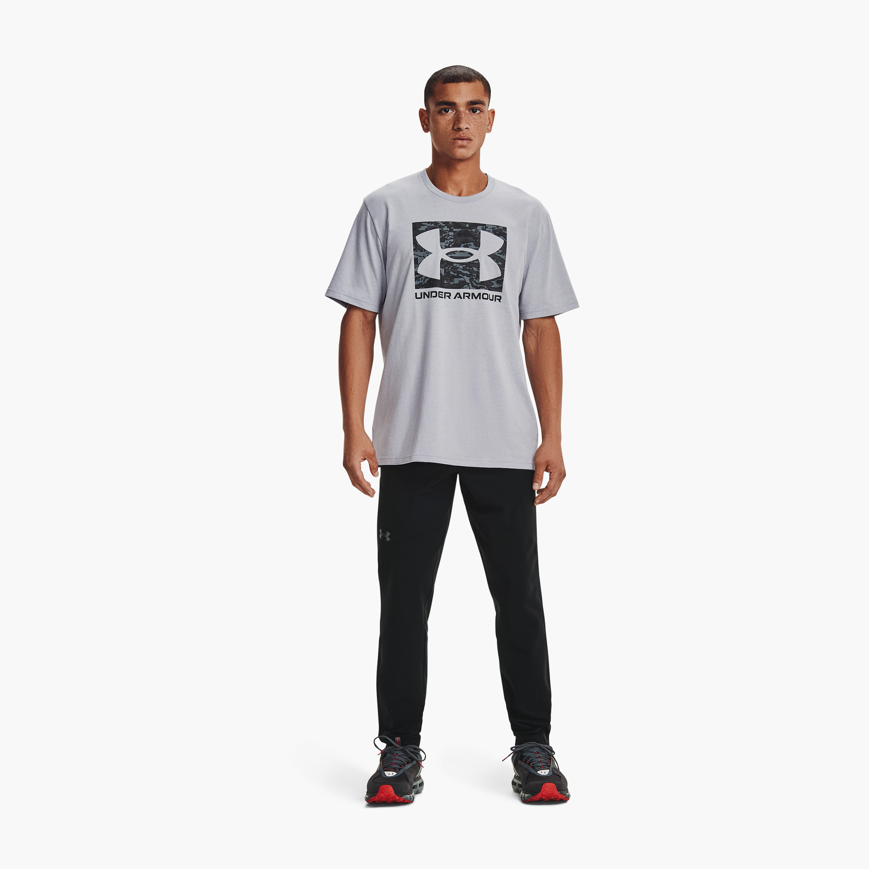 تي شيرت بشعار ذو اي بي سي كامو بوكسد للرجال من أندر آرمور 1361673-011 | OE-men-clothing-sportswearandactivewear-tshirtsandpolos-image-3