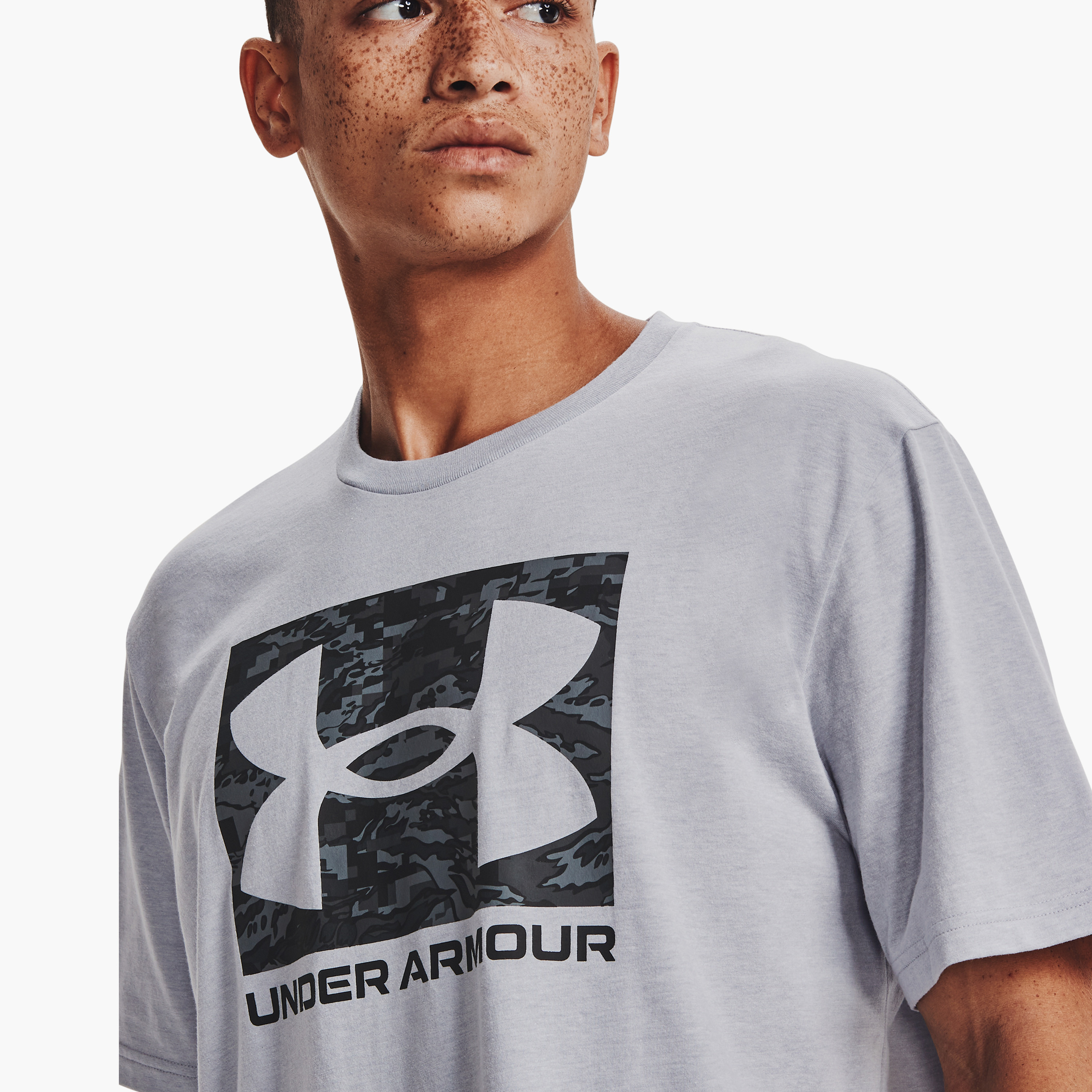 تي شيرت بشعار ذو اي بي سي كامو بوكسد للرجال من أندر آرمور 1361673-011 | OE-men-clothing-sportswearandactivewear-tshirtsandpolos-image-4