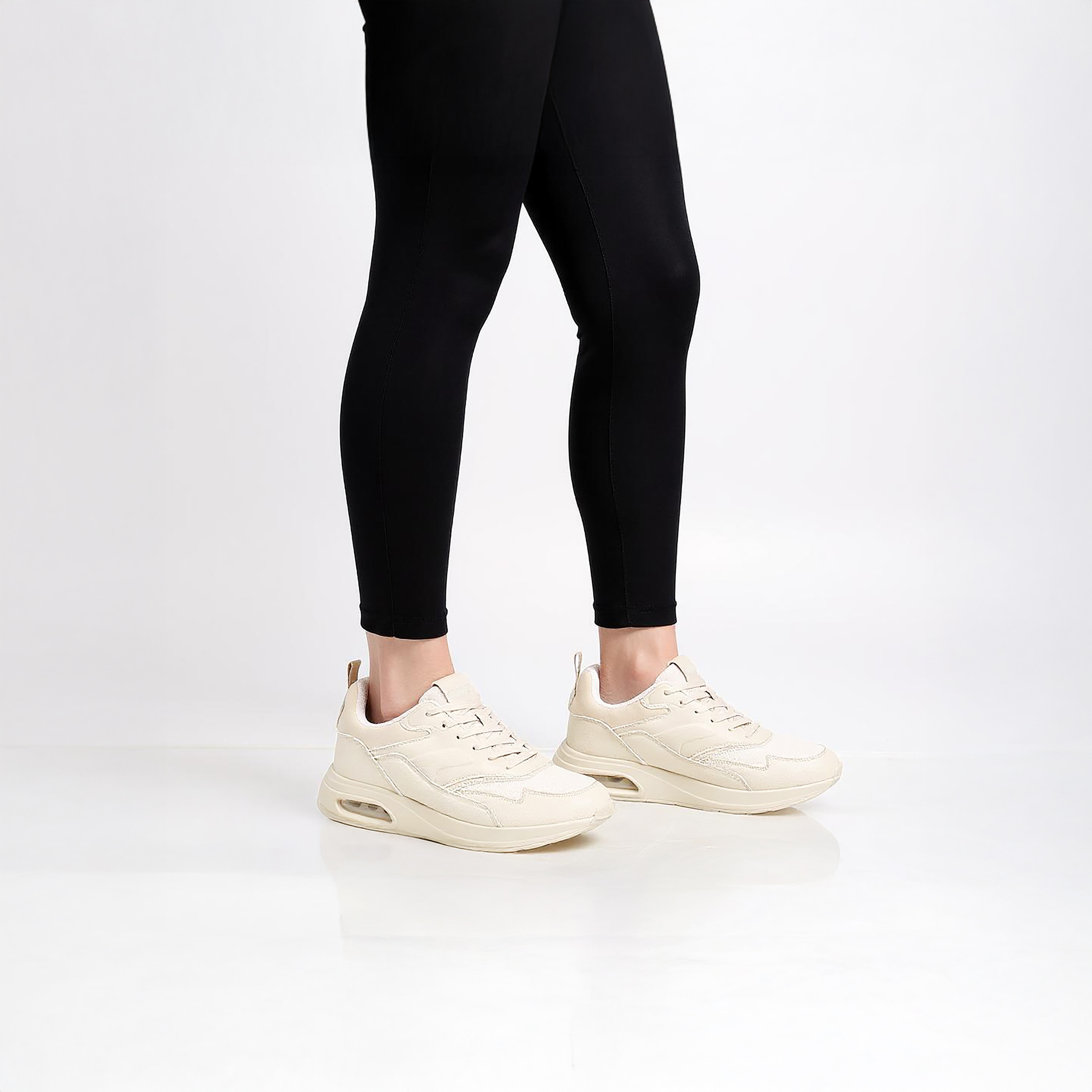 حذاء سنيكرز بألواح ورباط إغلاق من ميسى-women-shoes-sneakers-image-2