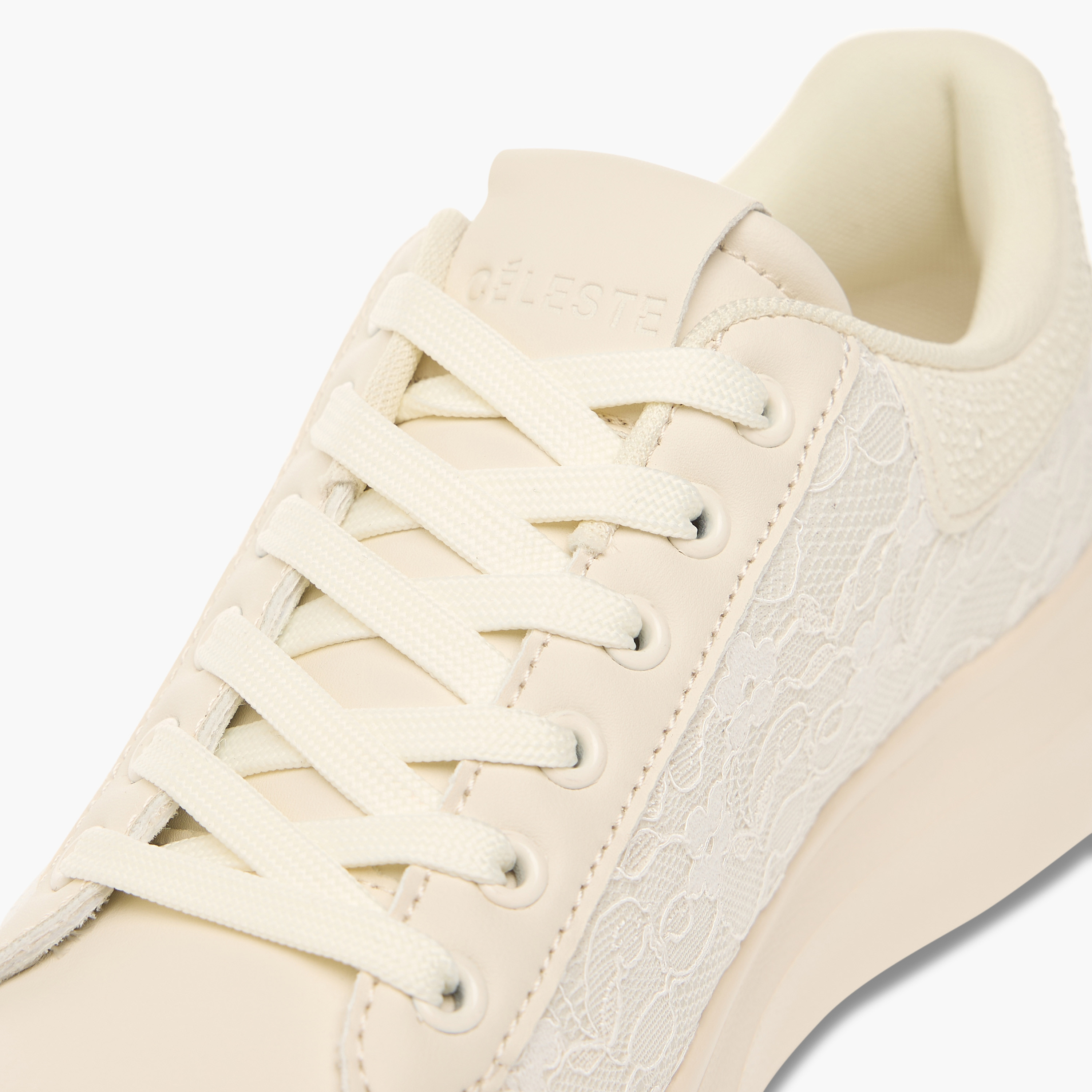 حذاء سنيكرز بدانتيل بارز الملمس ورباط إغلاق للنساء من سيليست-women-shoes-sneakers-image-4