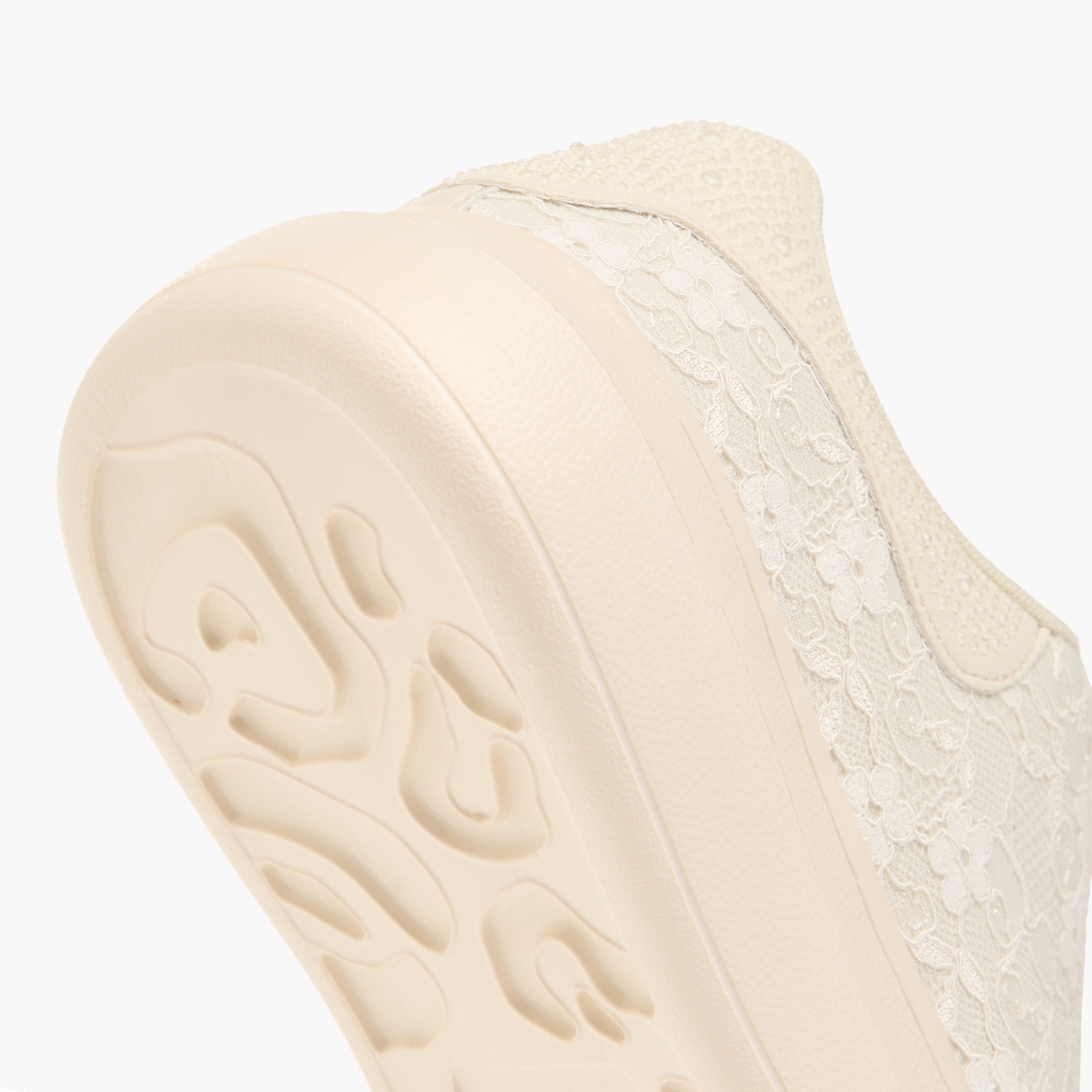 حذاء سنيكرز بدانتيل بارز الملمس ورباط إغلاق للنساء من سيليست-women-shoes-sneakers-image-11