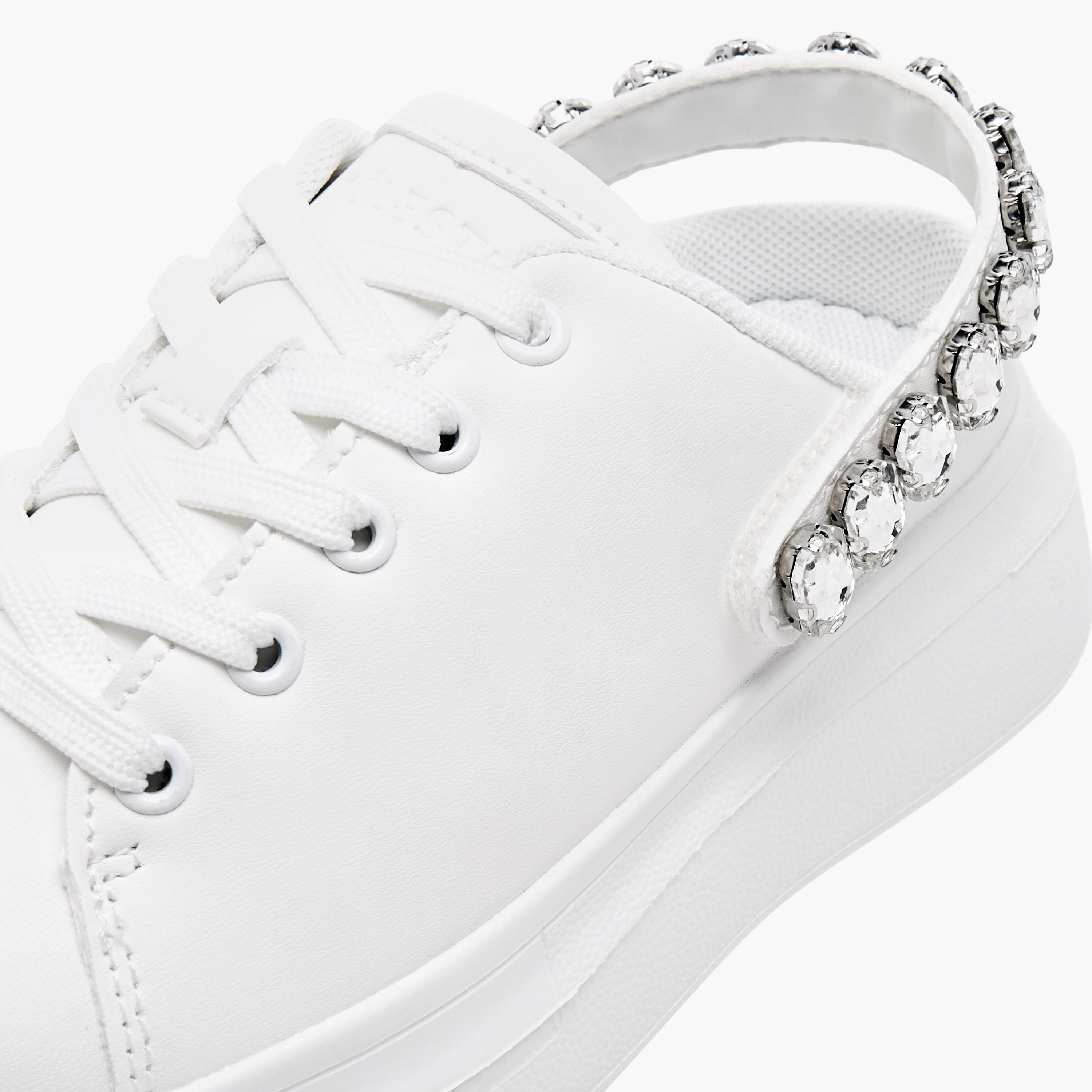 حذاء سنيكرز مزين بتفاصيل رباط من سيليست-girls-shoes-sneakers-image-4