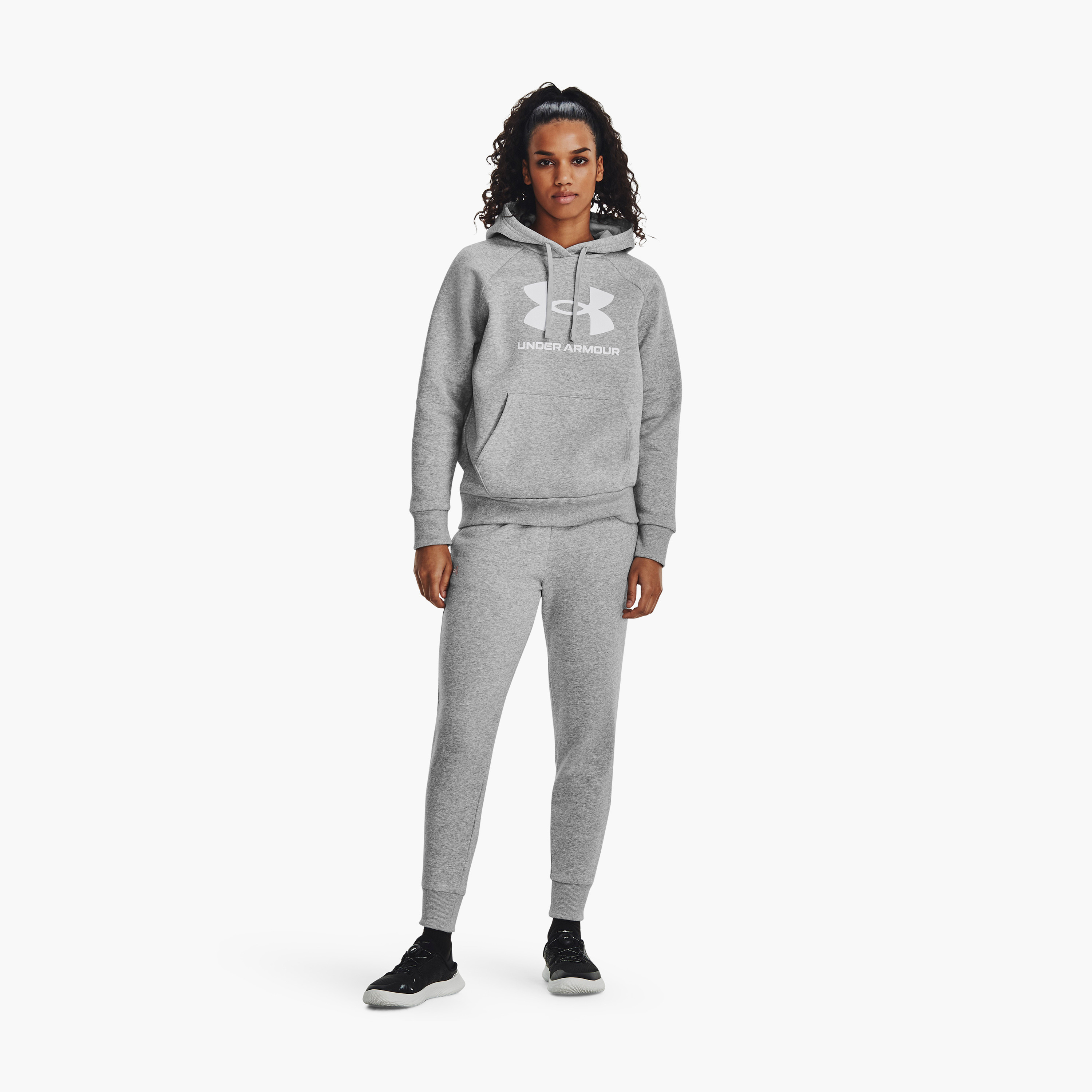 أندر آرمور- هودي نسائي   بشعار Rival Fleece كبير 1379501 | OE-sports-women-clothing-hoodiesandsweatshirts-image-2