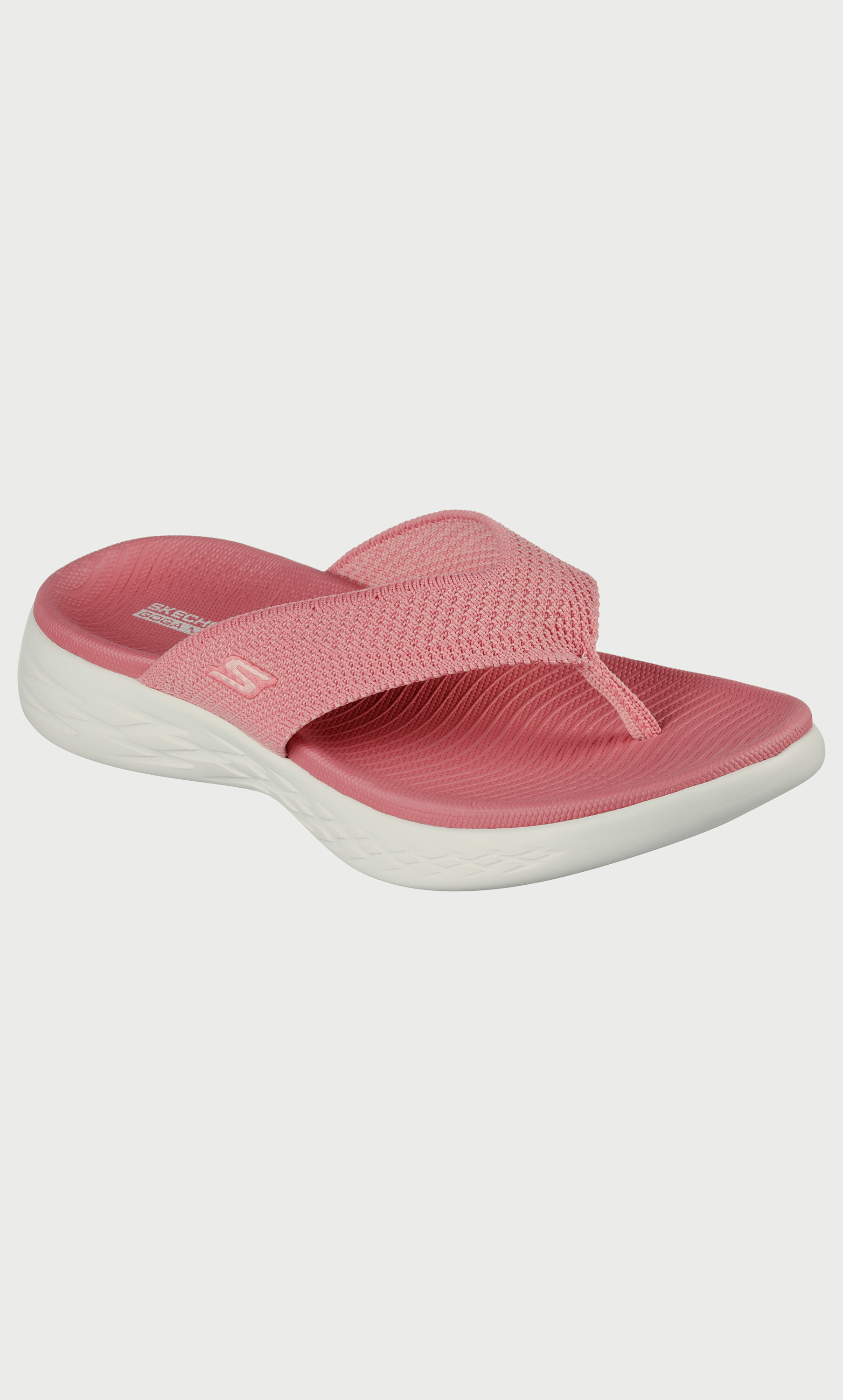 فليب فلوبز من سكيتشرز اون ذا جو للنساء مع غوغا مات 140703-women-shoes-flipflopsandslides-image-1