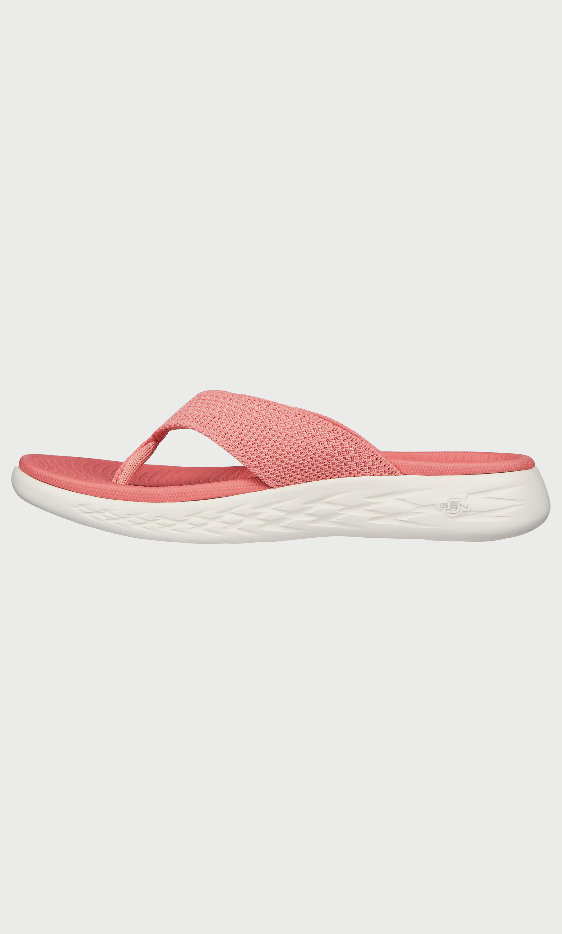فليب فلوبز من سكيتشرز اون ذا جو للنساء مع غوغا مات 140703-women-shoes-flipflopsandslides-image-3