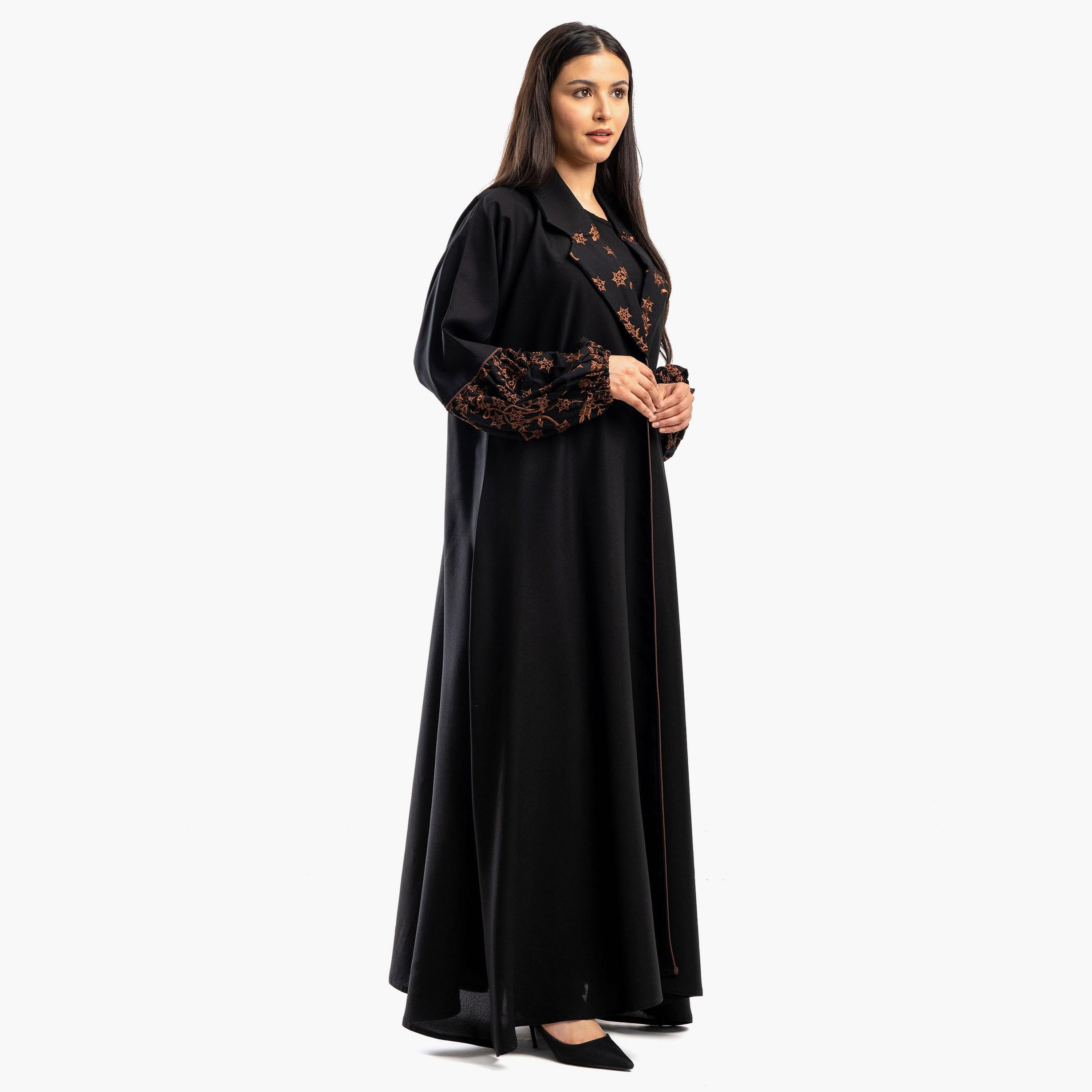 عباية زاهية سوداء مطرزة بطية صدر مدببة مع طرحة-women-arabicclothing-abayas-image-3
