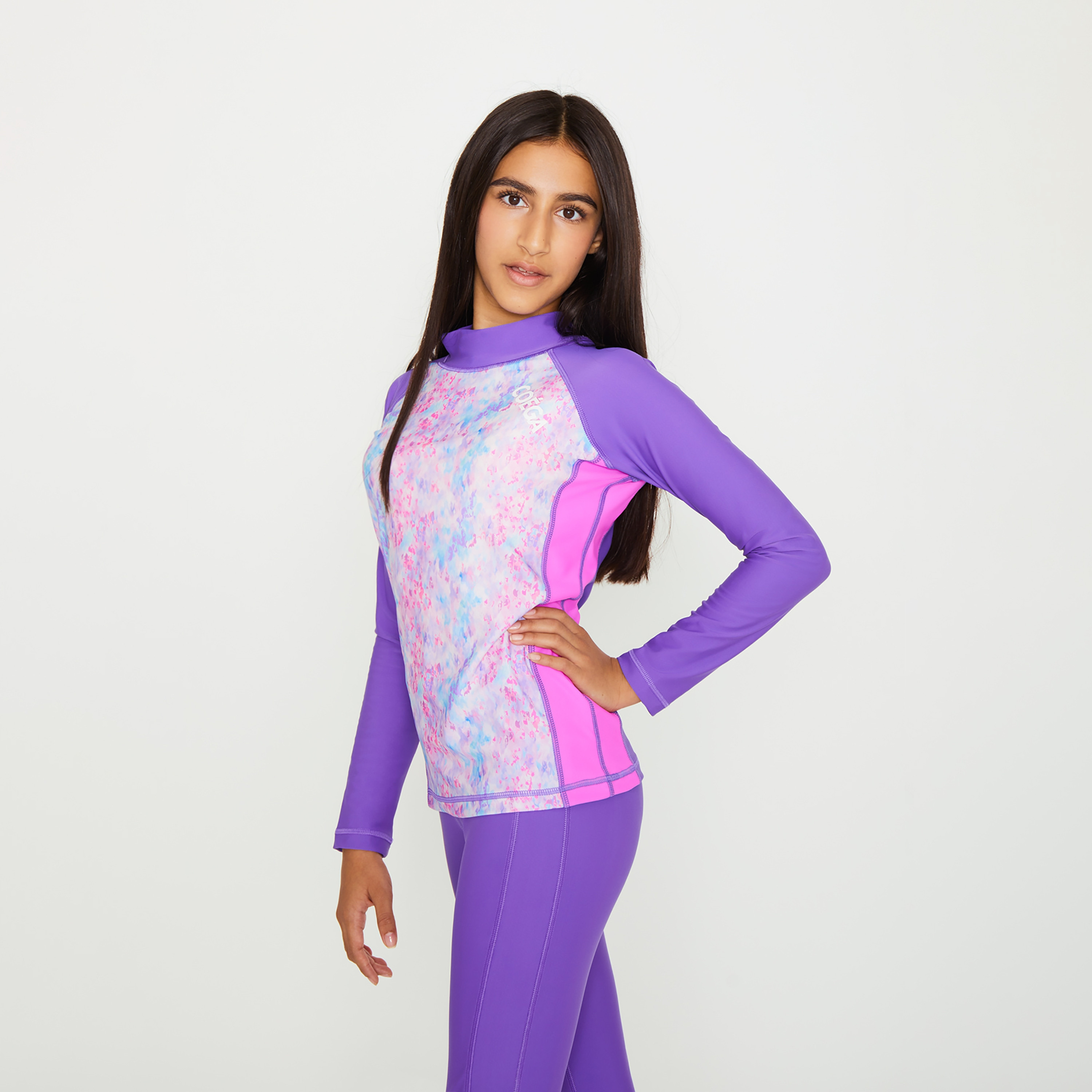 قميص راش جارد للبنات بأكمام طويلة ذو راجلان من كويغا بنقشة تجريدية أرجوانية-sports-gear-swimming-girl-image-1