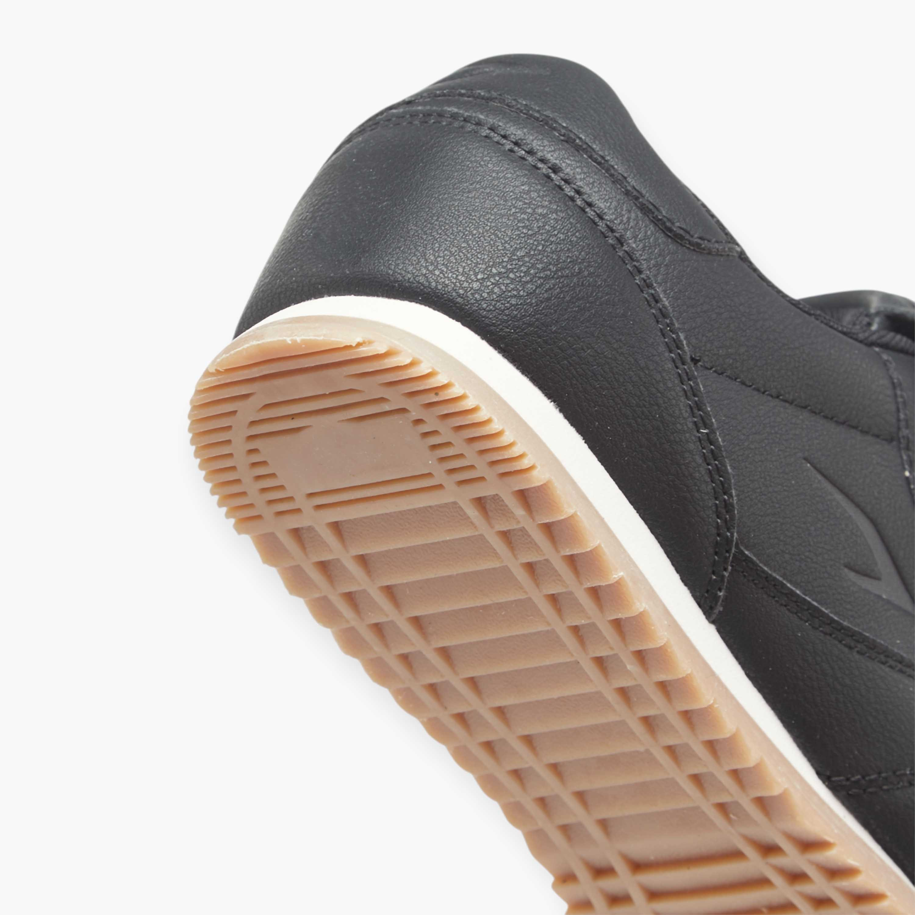 حذاء سنيكرز برباط إغلاق ولمسة زينة من داش-women-shoes-sneakers-image-1