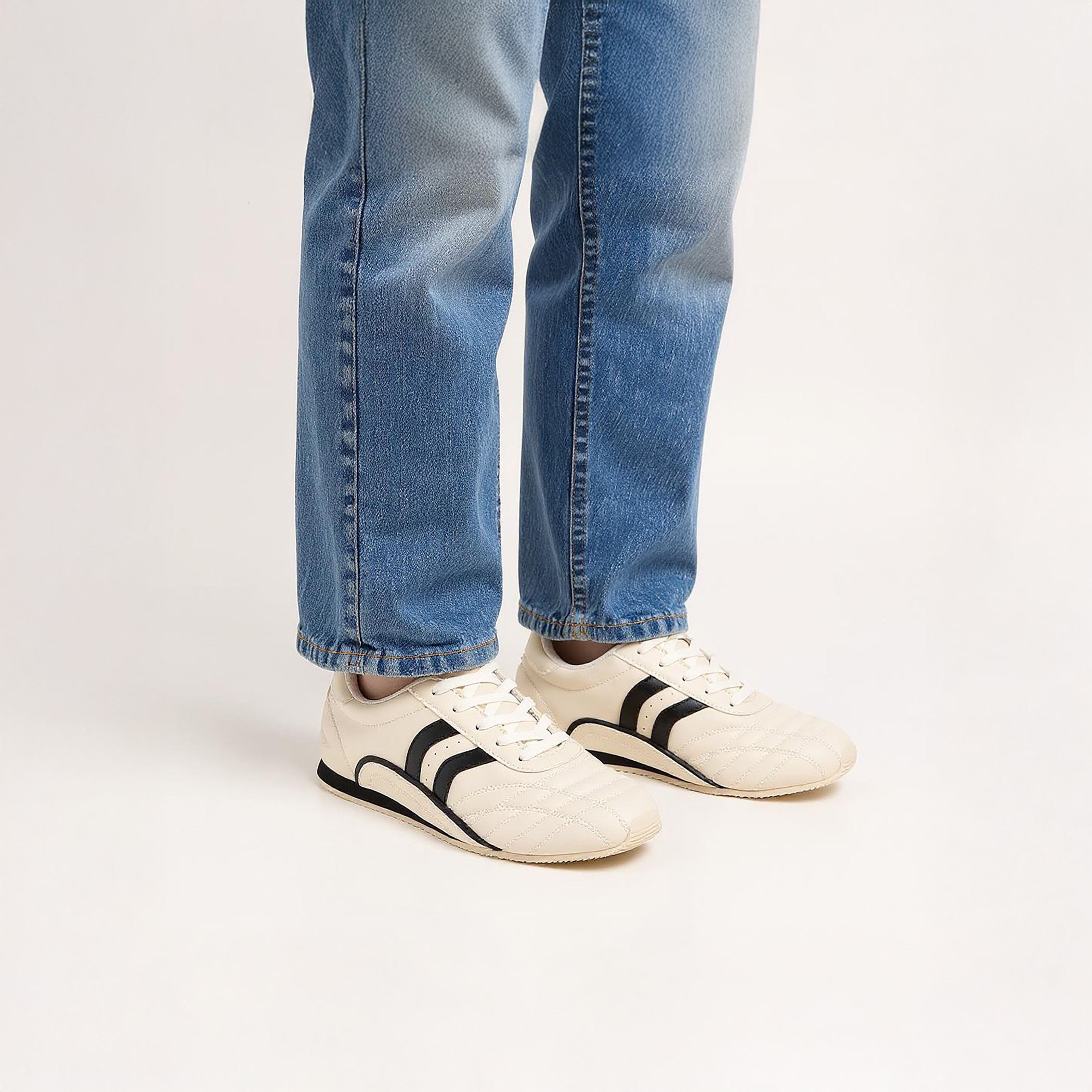 حذاء سنيكرز متعدد التصاميم برباط إغلاق للرجال من داش-women-shoes-sneakers-image-3