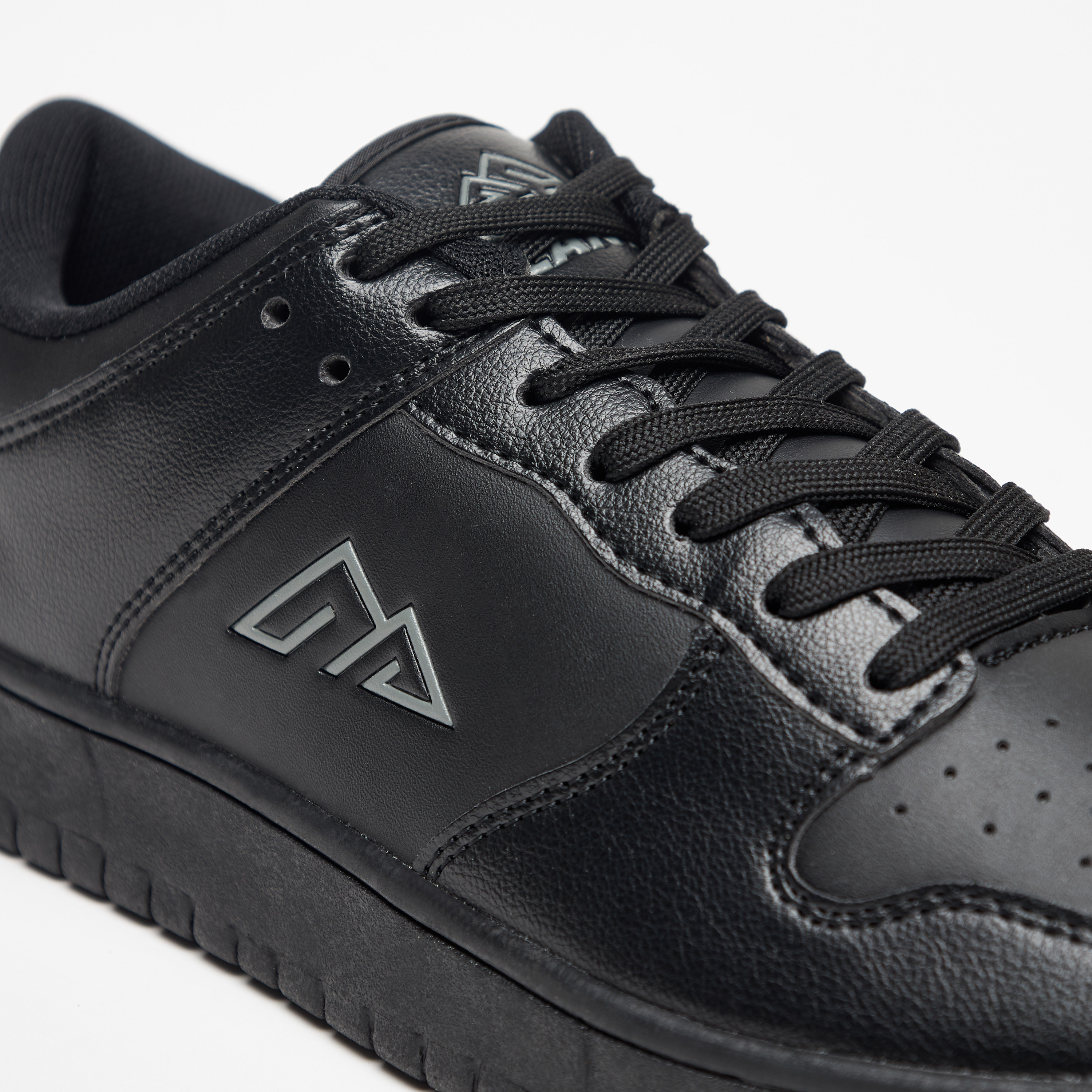 حذاء سنيكرز برباط إغلاق وشعار من أوكلان من شوإكسبريس-men-shoes-sneakers-image-5