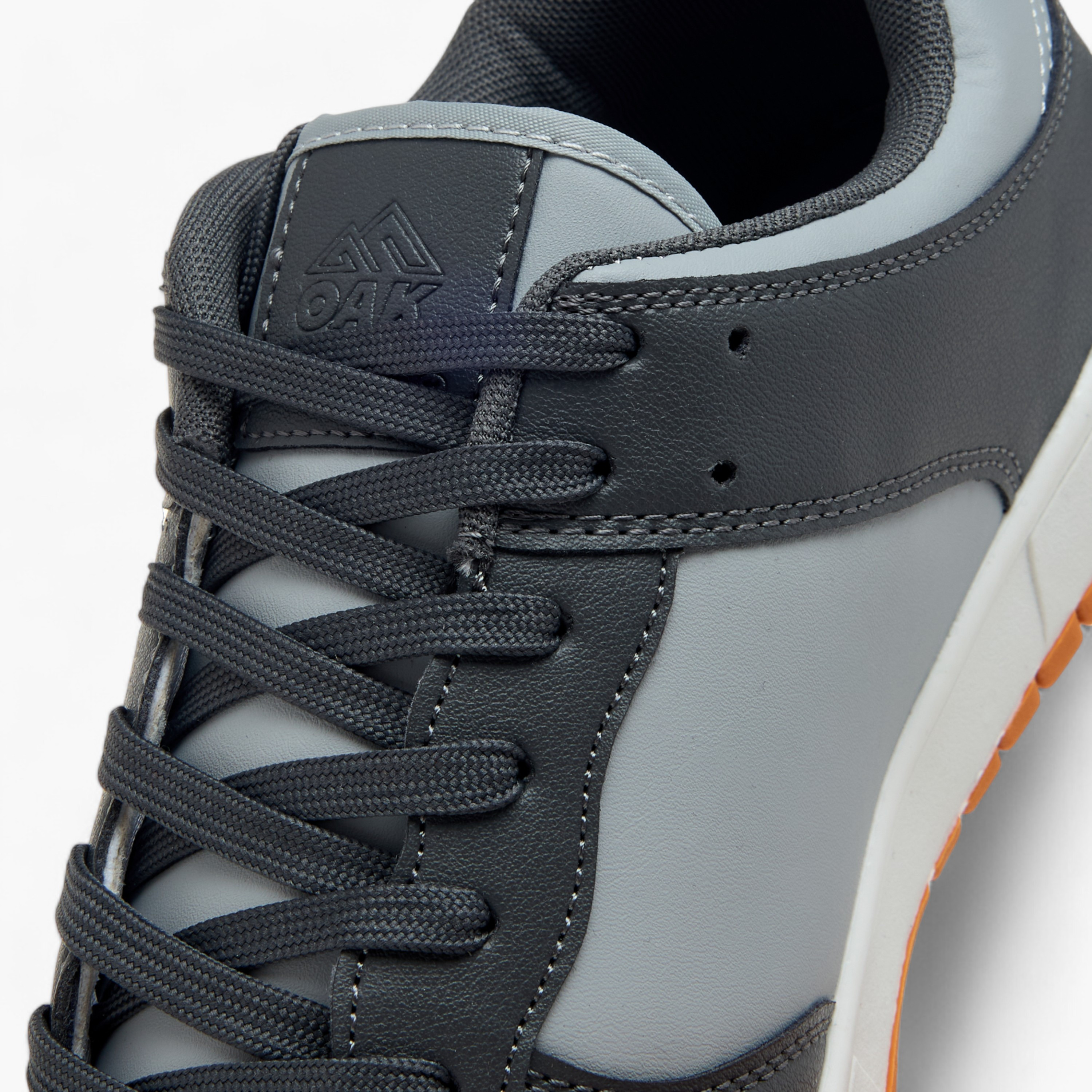 حذاء سنيكرز برباط إغلاق وشعار من أوكلان من شوإكسبريس-men-shoes-sneakers-image-4