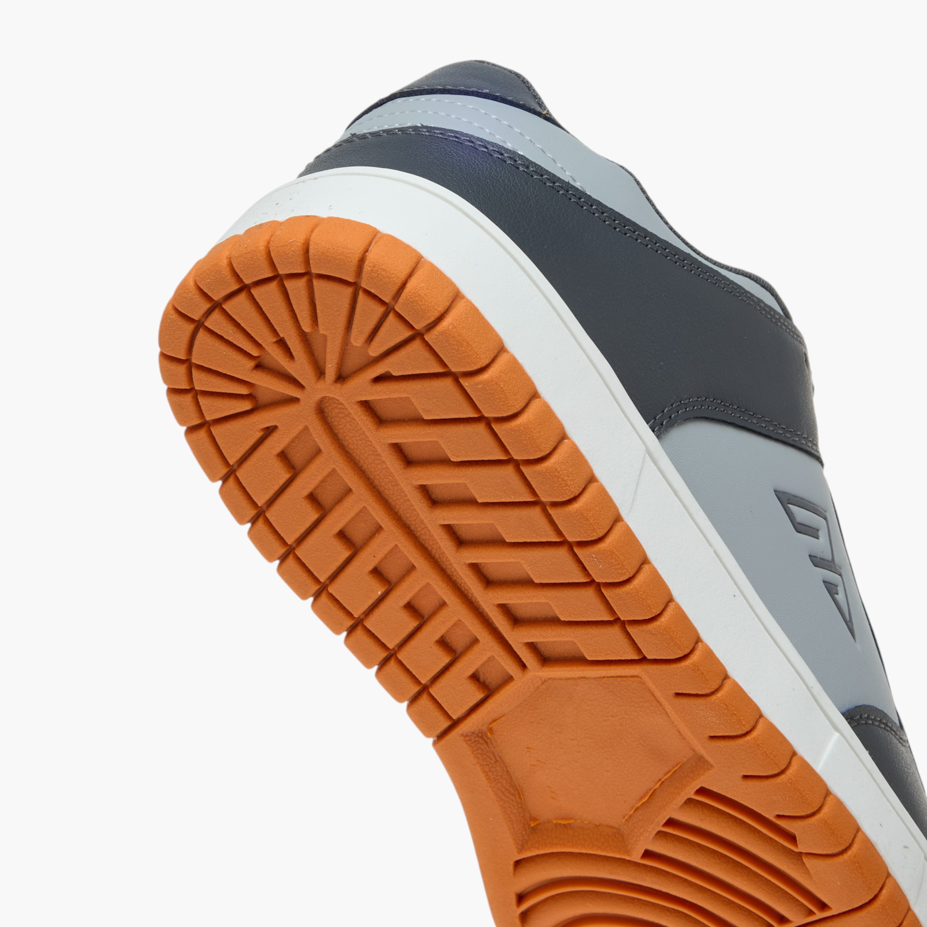 حذاء سنيكرز برباط إغلاق وشعار من أوكلان من شوإكسبريس-men-shoes-sneakers-image-5