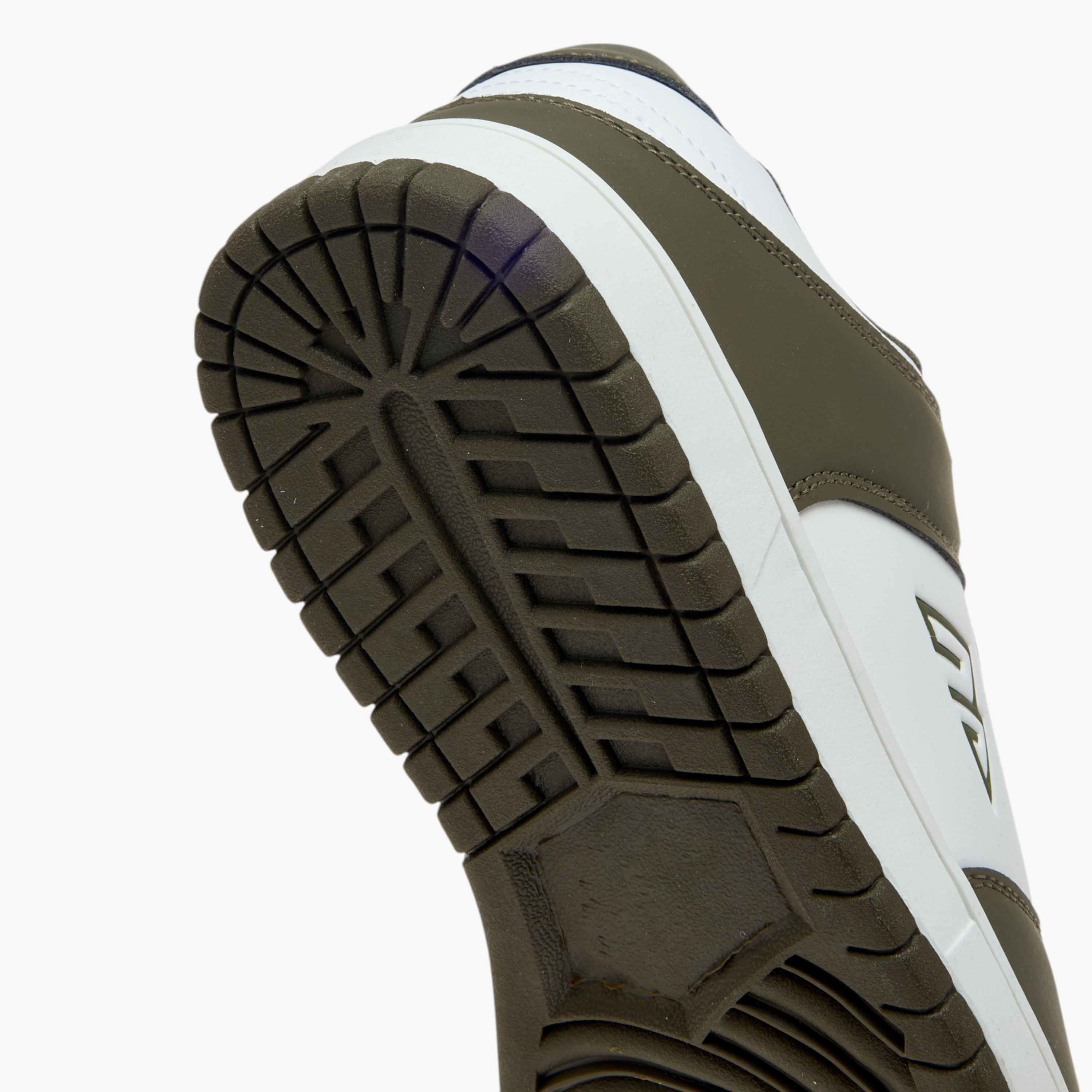 حذاء سنيكرز برباط إغلاق وشعار من أوكلان من شوإكسبريس-men-shoes-sneakers-image-5