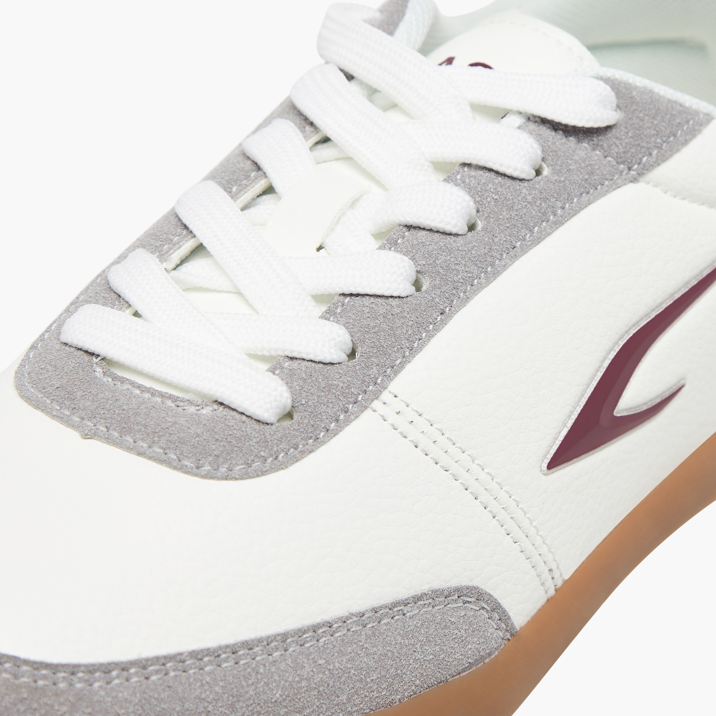 حذاء سنيكرز برباط إغلاق وتفاصيل شعار من داش-women-shoes-sneakers-image-4