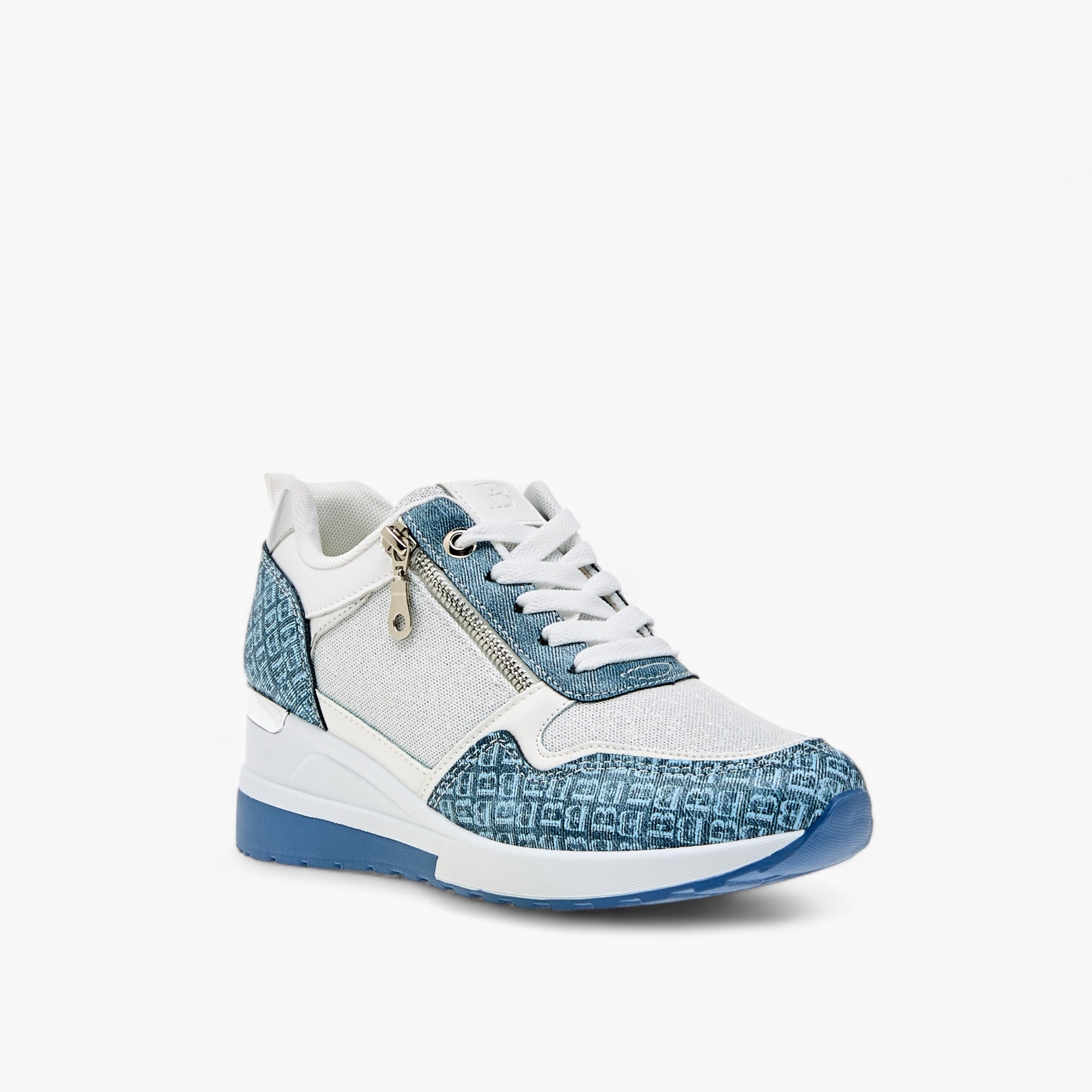 حذاء سنيكرز برباط إغلاق وطبعات مونوجرام من فلورا بيلا-women-shoes-sneakers-image-2