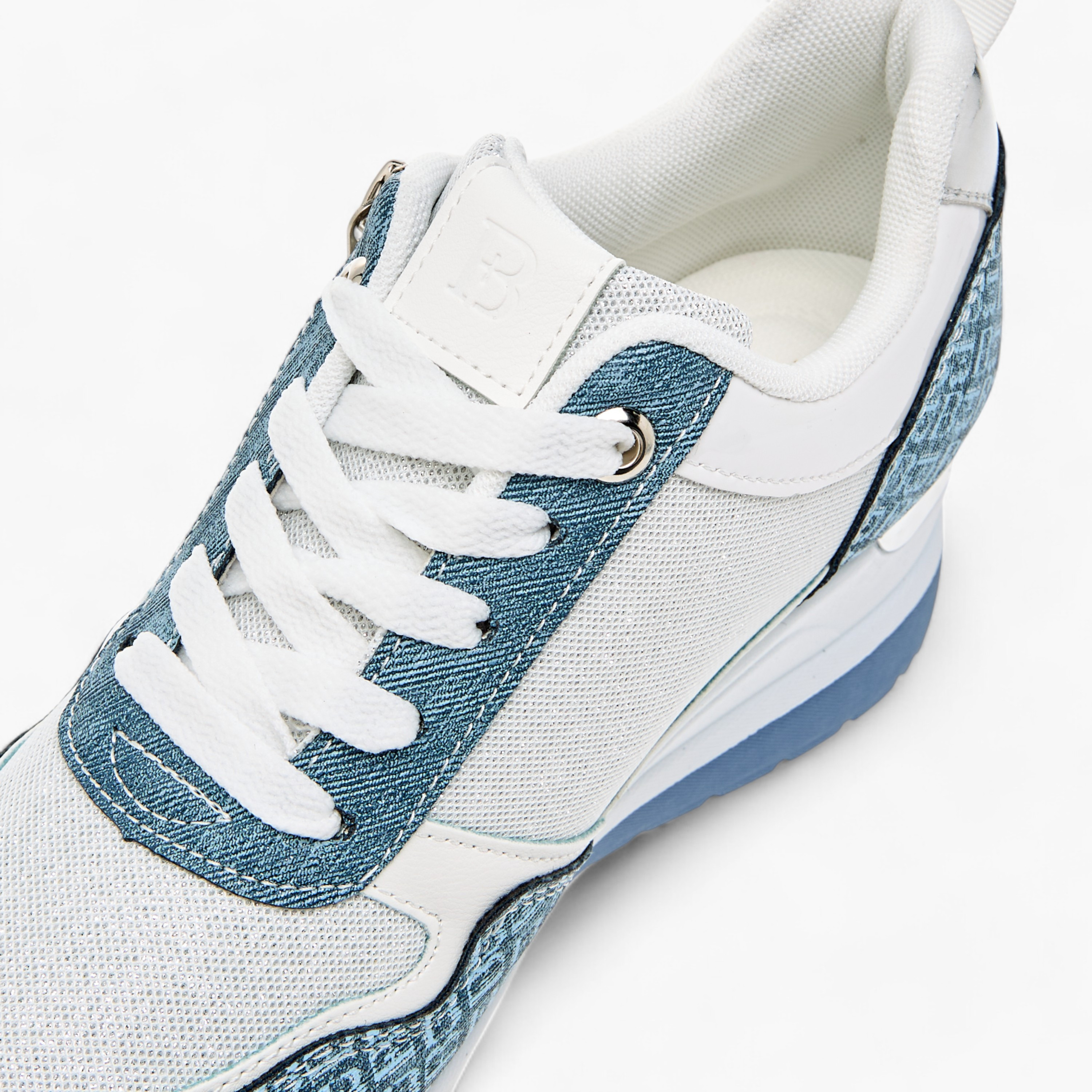 حذاء سنيكرز برباط إغلاق وطبعات مونوجرام من فلورا بيلا-women-shoes-sneakers-image-4