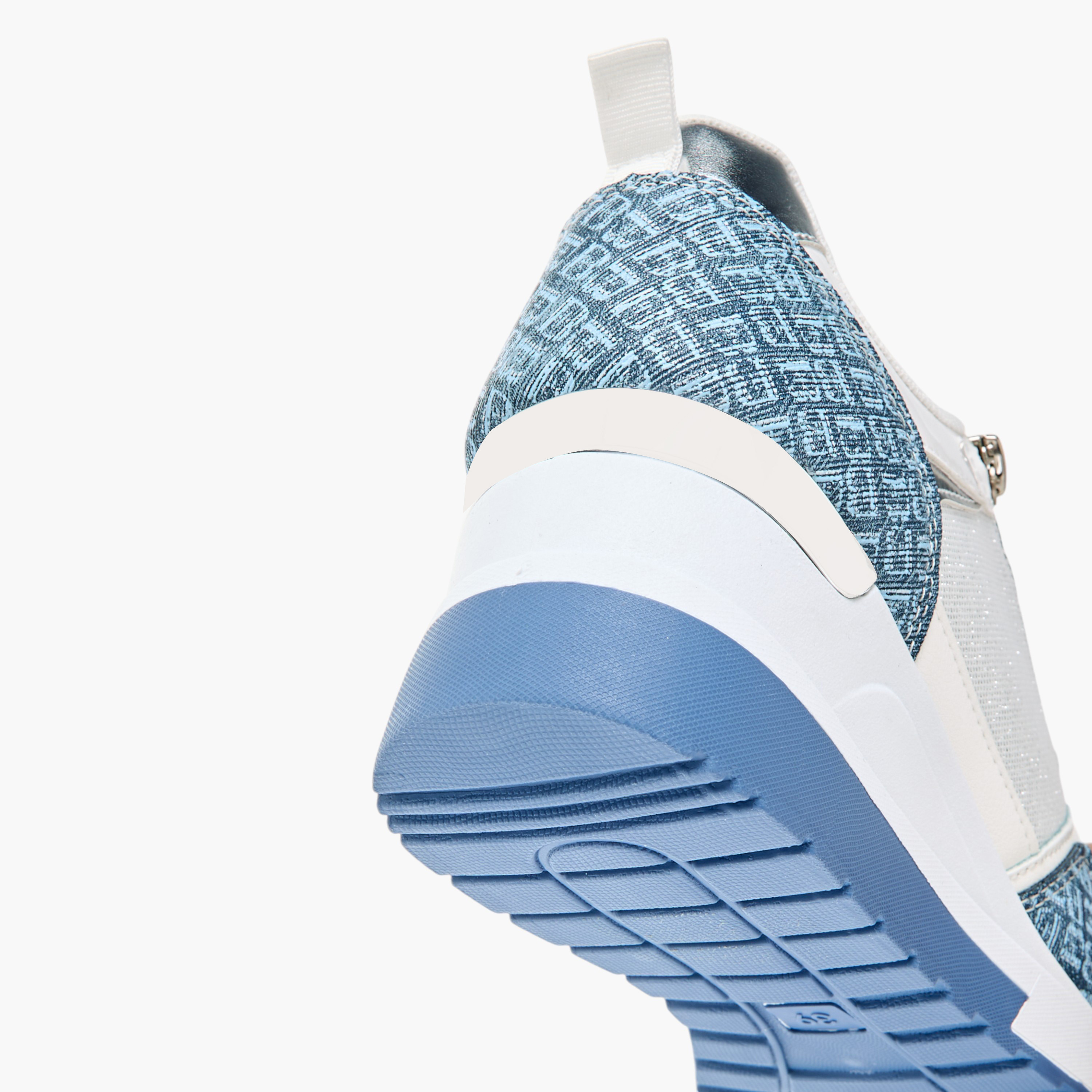 حذاء سنيكرز برباط إغلاق وطبعات مونوجرام من فلورا بيلا-women-shoes-sneakers-image-5