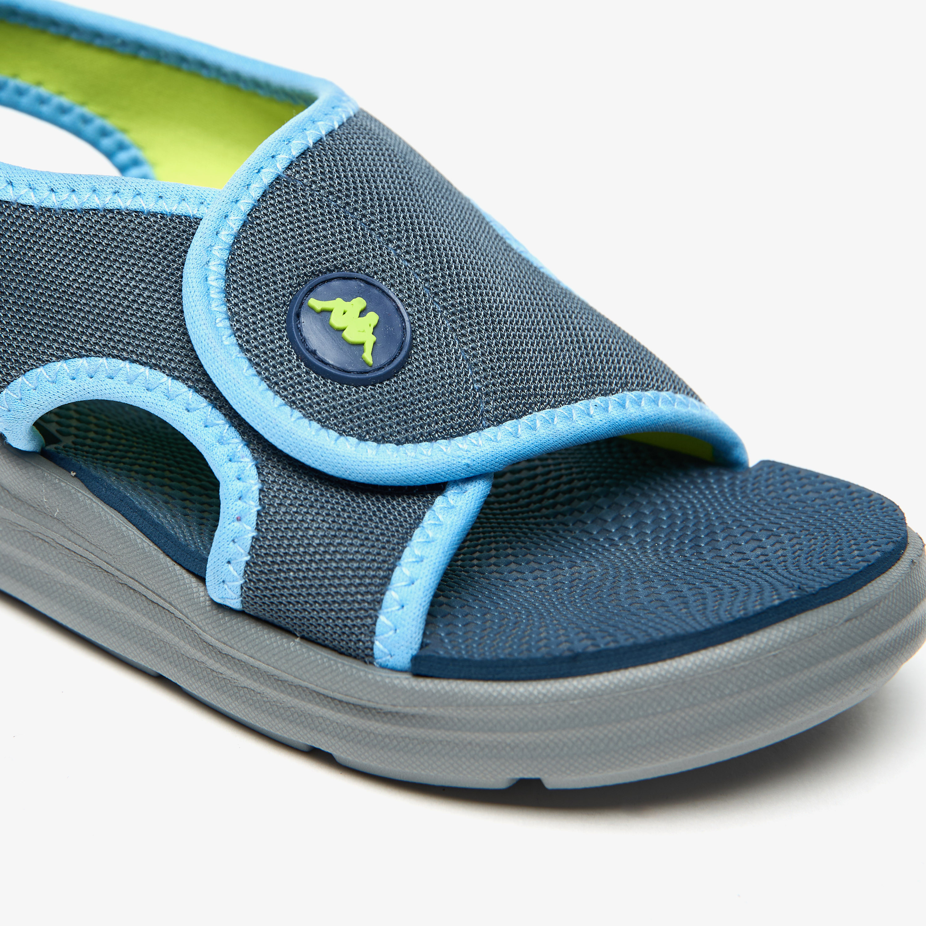 صندل خفيف الوزن بحزام إغلاق خلفي وتفاصيل الشعار للأولاد من كابا-boys-shoes-sandals-image-5