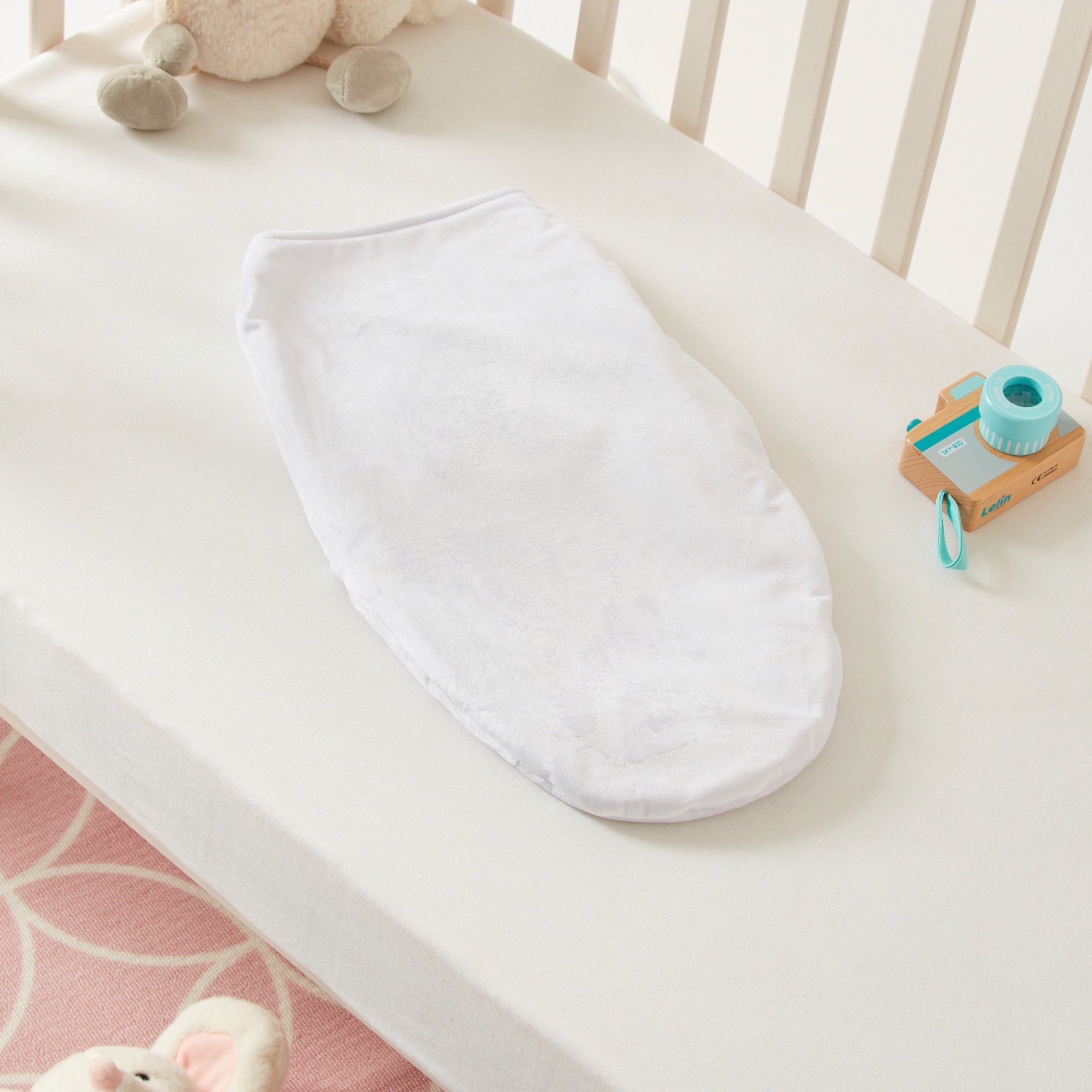 بطانية تقميط اطفال من جونيورز-baby-nursery-blanketsandswaddles-swaddlesandsleepingbags-image-2
