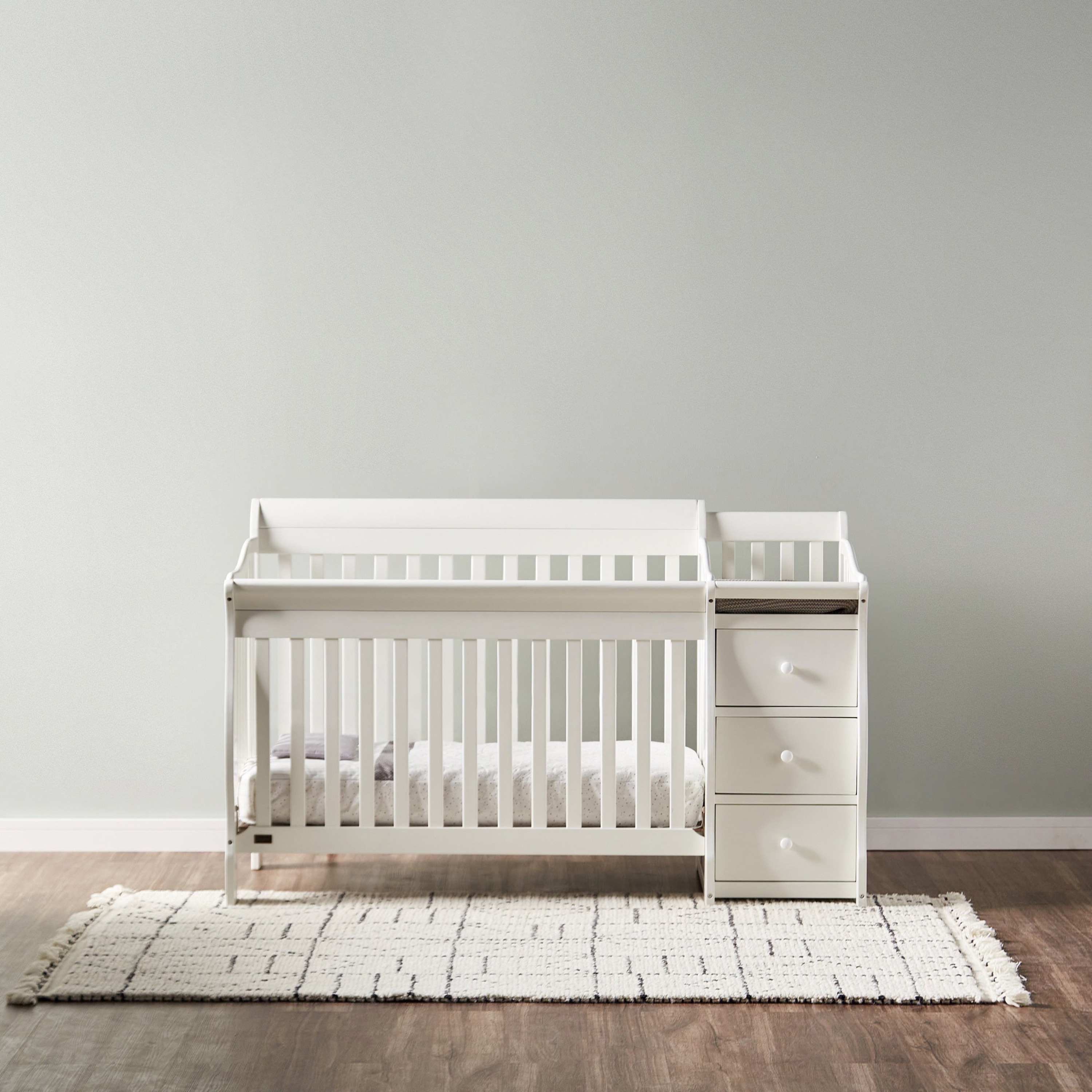 White baby crib with 2024 drawers