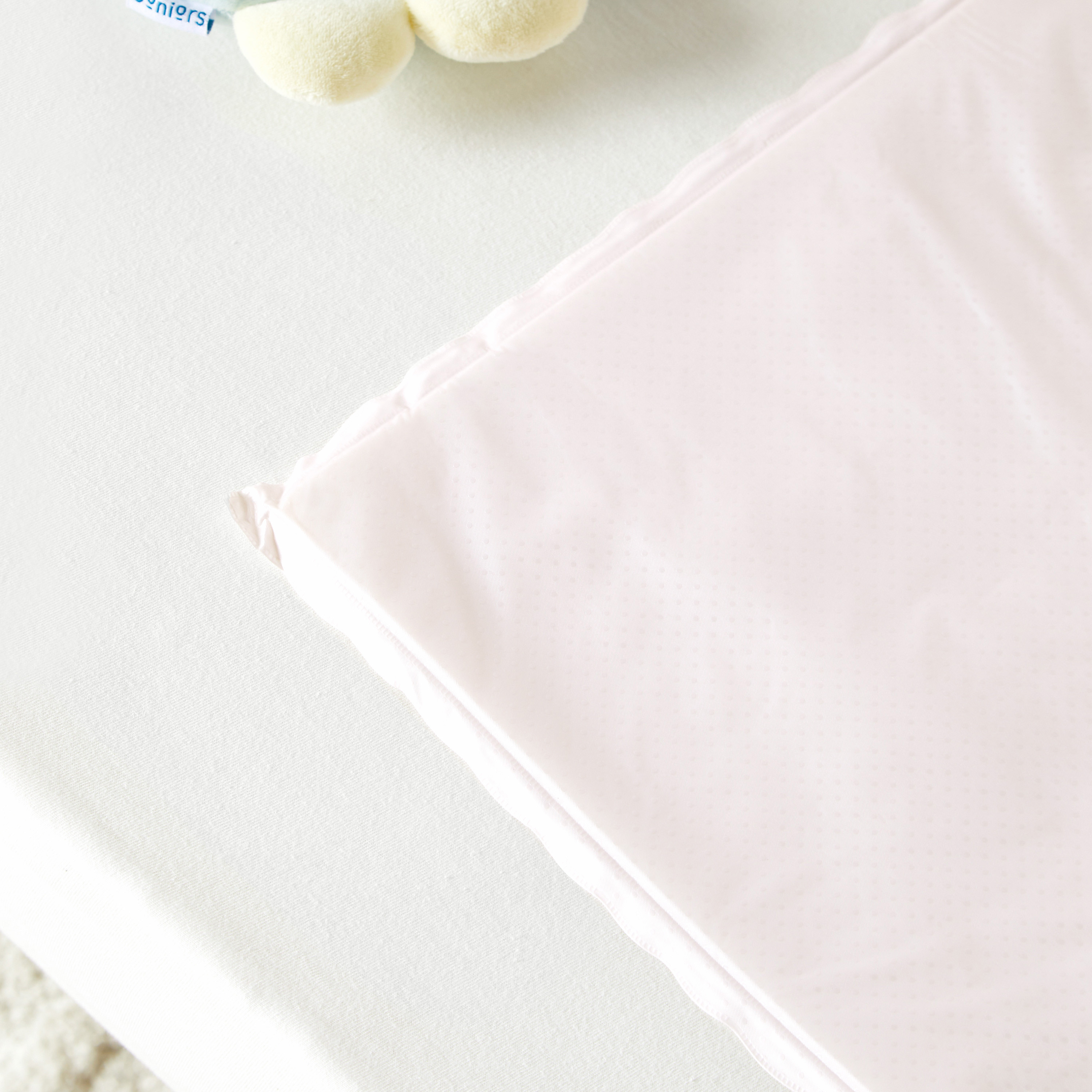 مفرش تغيير مضاد للمياه من جونيورز - 58x44 سم-baby-nursery-furniture-cribsandbeds-cribaccessories-image-2