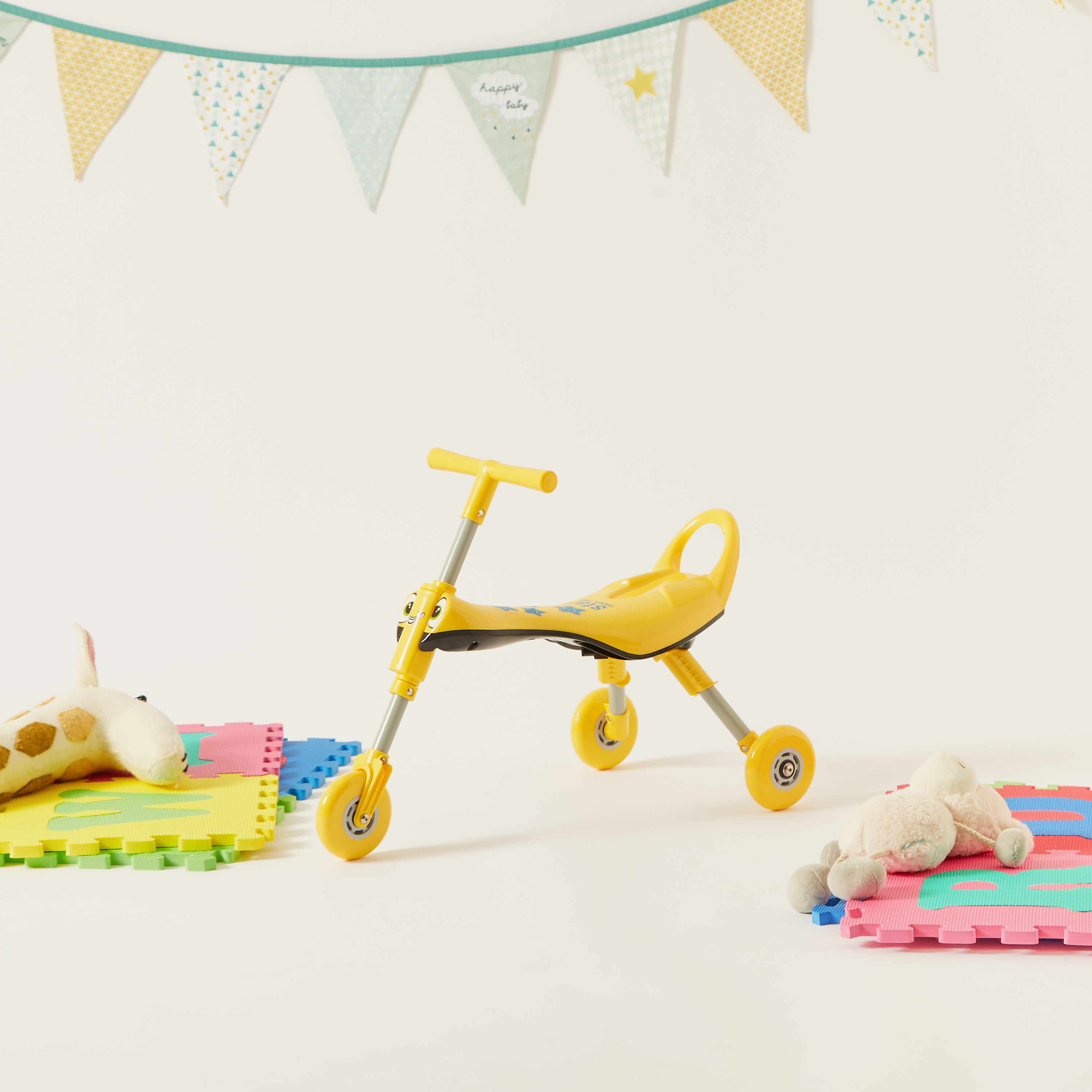 Folding tricycle for outlet toddlers