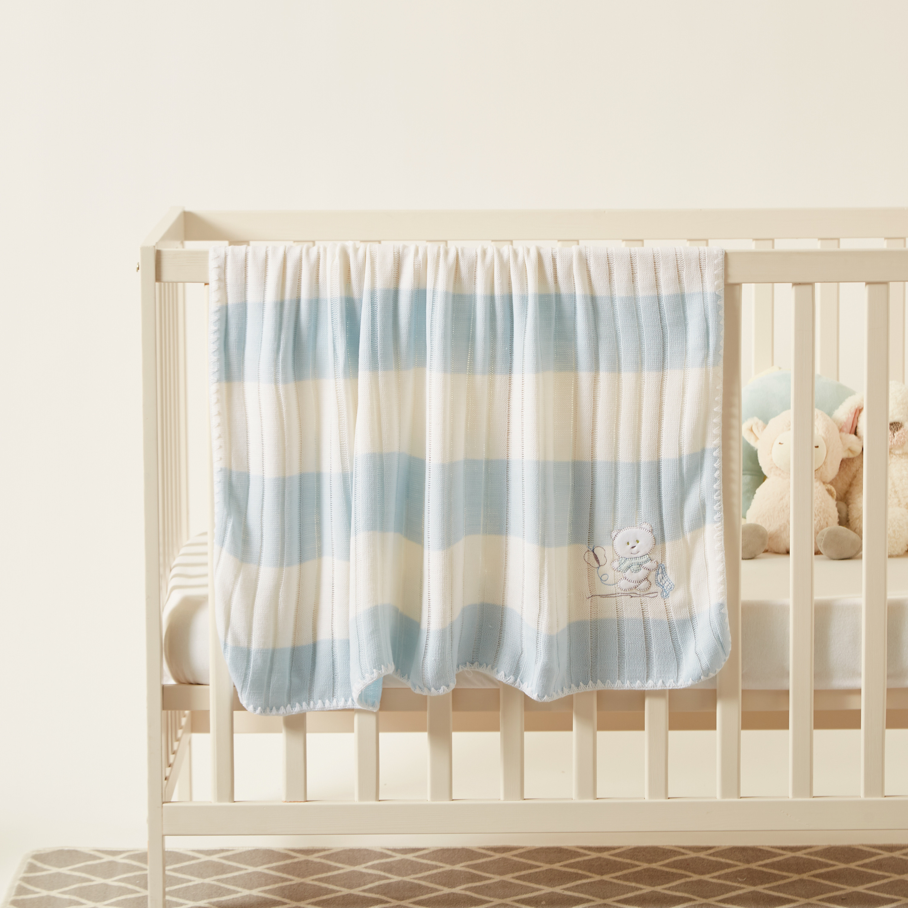 وشاح منسدل بزخارف دب من جونيورز 100×100سم.-baby-nursery-blanketsandswaddles-blanketsandquilts-image-1