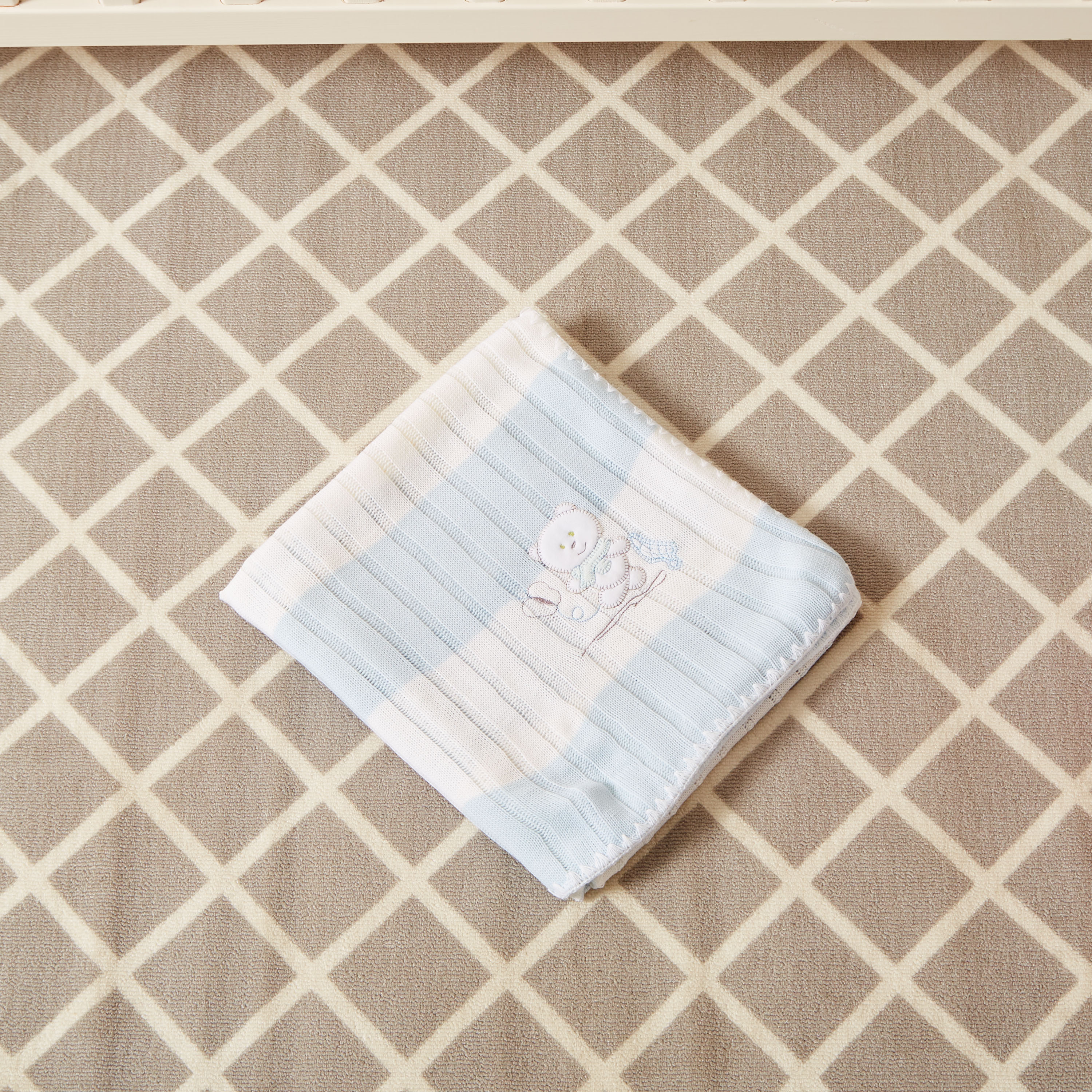 وشاح منسدل بزخارف دب من جونيورز 100×100سم.-baby-nursery-blanketsandswaddles-blanketsandquilts-image-4
