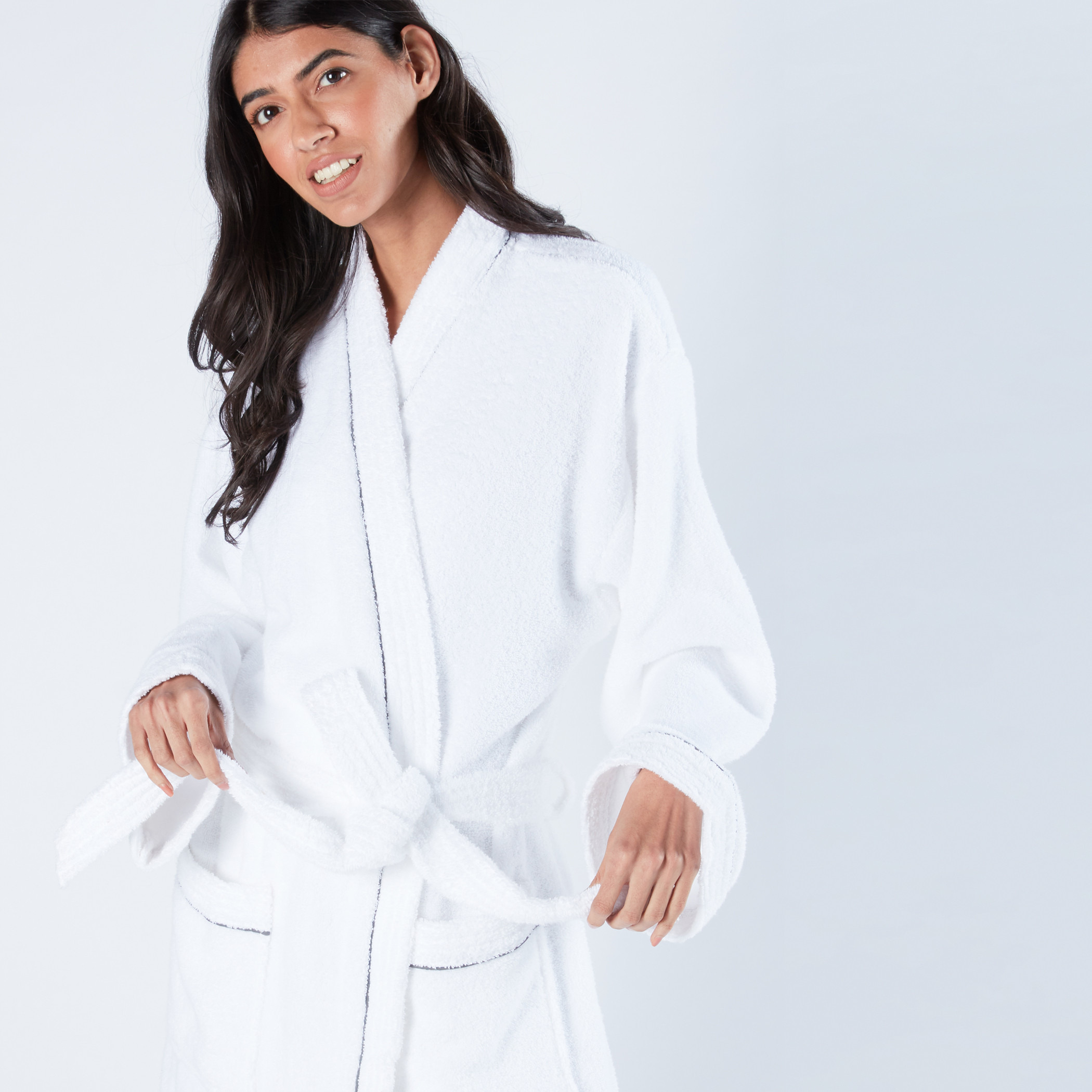 روب حمام بارز الملمس بجيوب وحزام رابط.-household-bathandlaundry-bathlinen-bathrobesandslippers-bathrobes-image-2