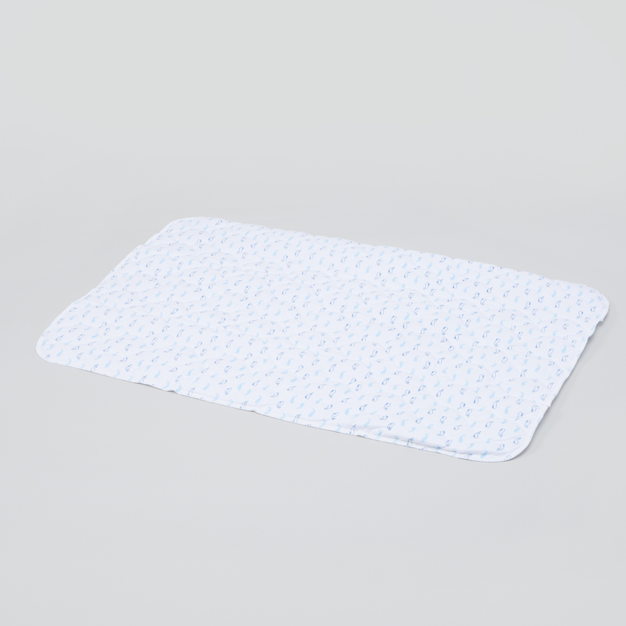 لبادات تغيير بطبعات من جونيورز-baby-diapering-binsandrefills-image-1