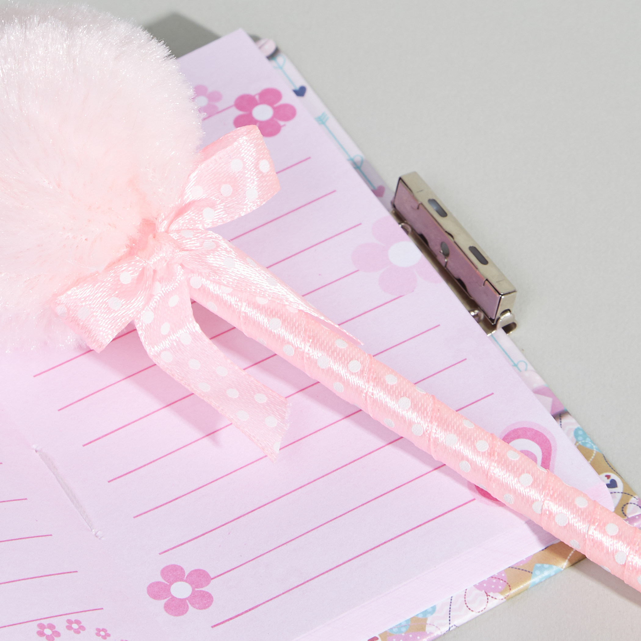 دفتر يوميات بقفل صغير وطبعات مع قلم بكرات بوم بوم.-school-stationery-accessories-image-3