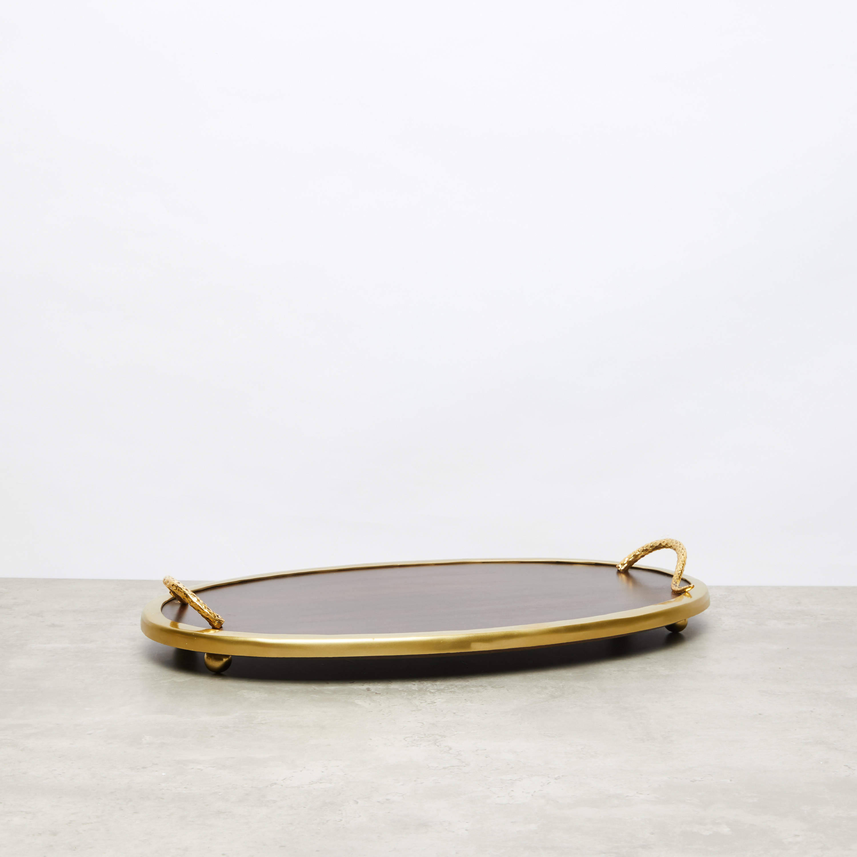 صينية بيضاوية الشكل بمقابض.-household-dining-serveware-servingtrays-image-1