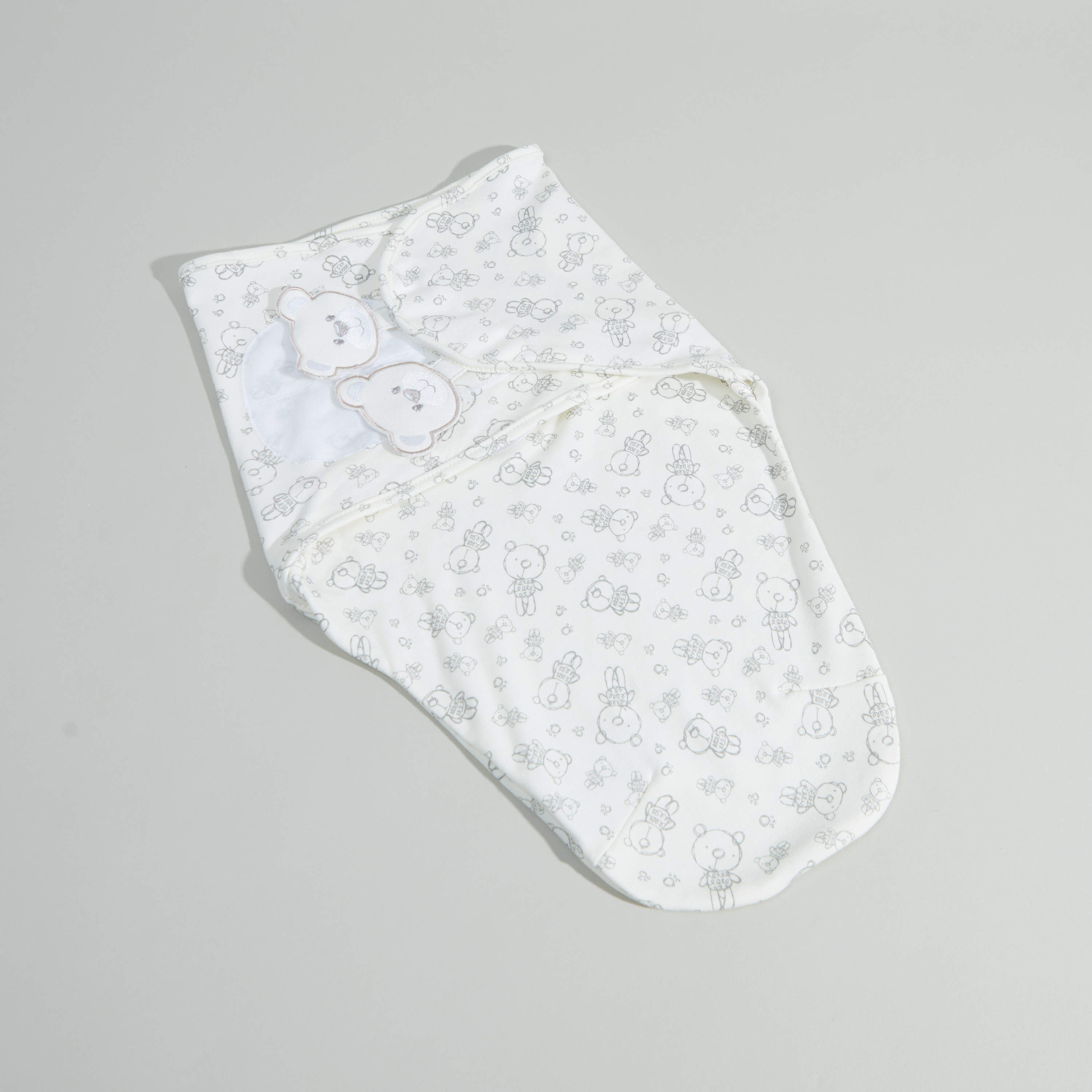 لحاف لتَقميط للأطفال بطبعات دب من جونيورز.-baby-nursery-blanketsandswaddles-swaddlesandsleepingbags-image-1