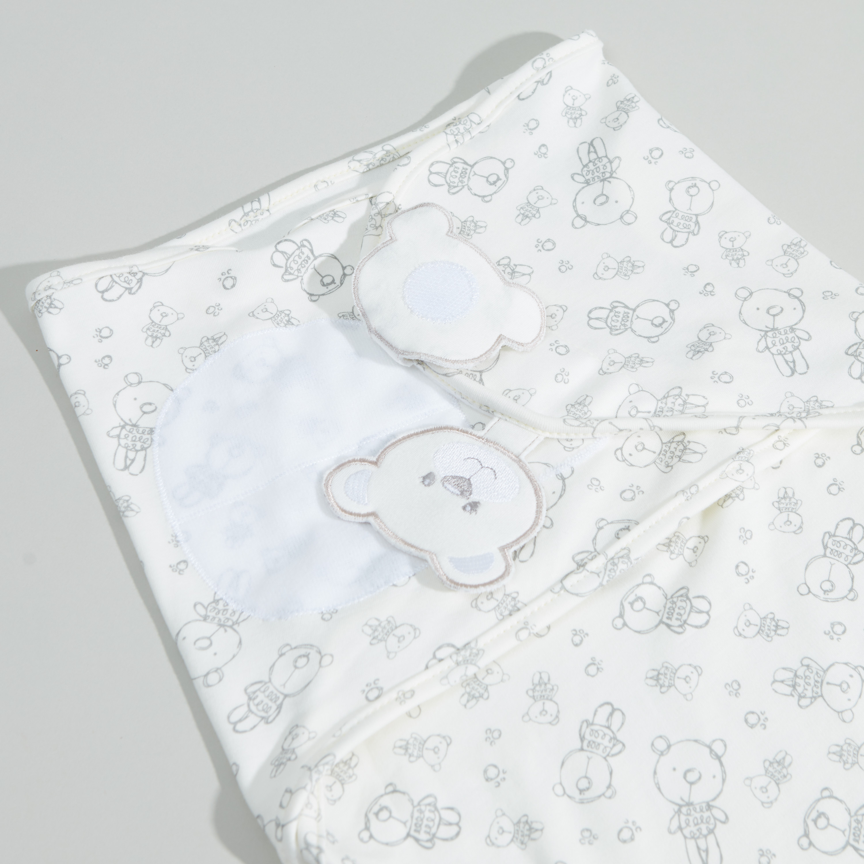 لحاف لتَقميط للأطفال بطبعات دب من جونيورز.-baby-nursery-blanketsandswaddles-swaddlesandsleepingbags-image-2