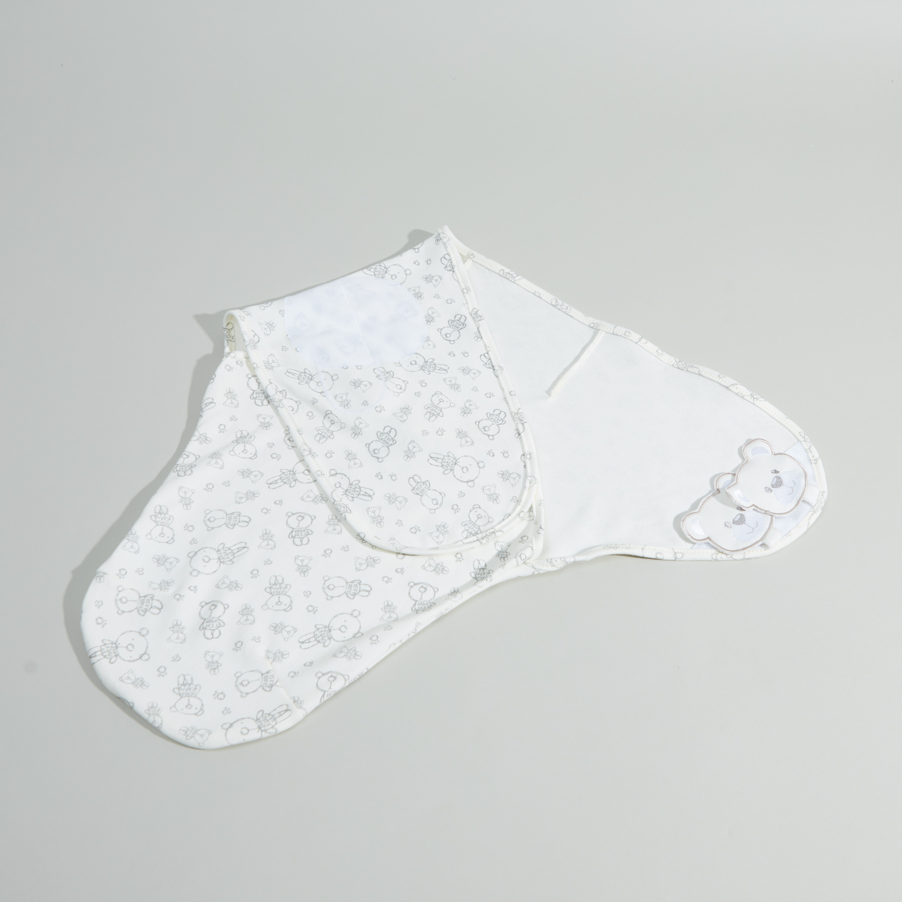لحاف لتَقميط للأطفال بطبعات دب من جونيورز.-baby-nursery-blanketsandswaddles-swaddlesandsleepingbags-image-3