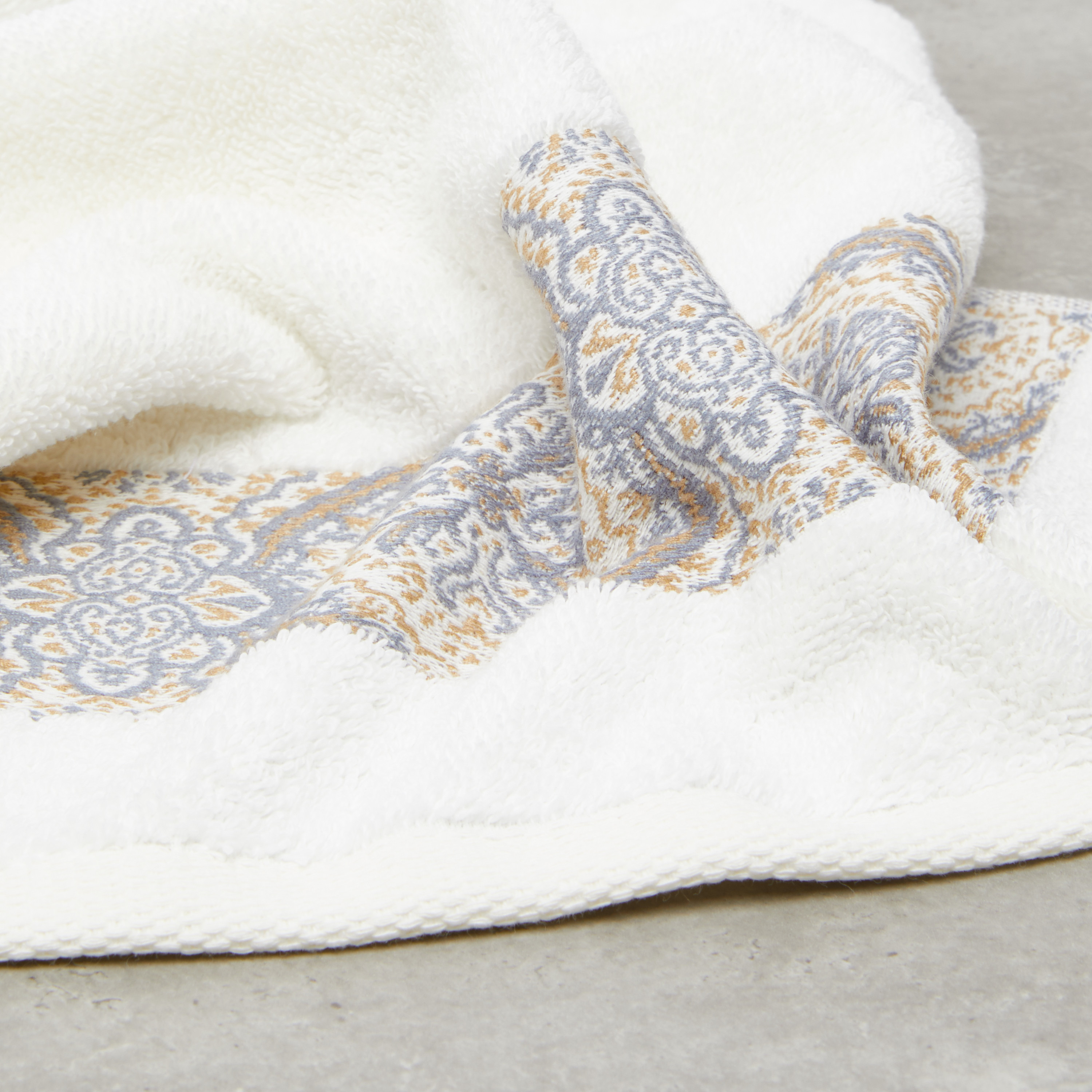منشفة يد بطبعات من كوليت - 40x70 سم-household-bathandlaundry-bathlinen-towels-image-3