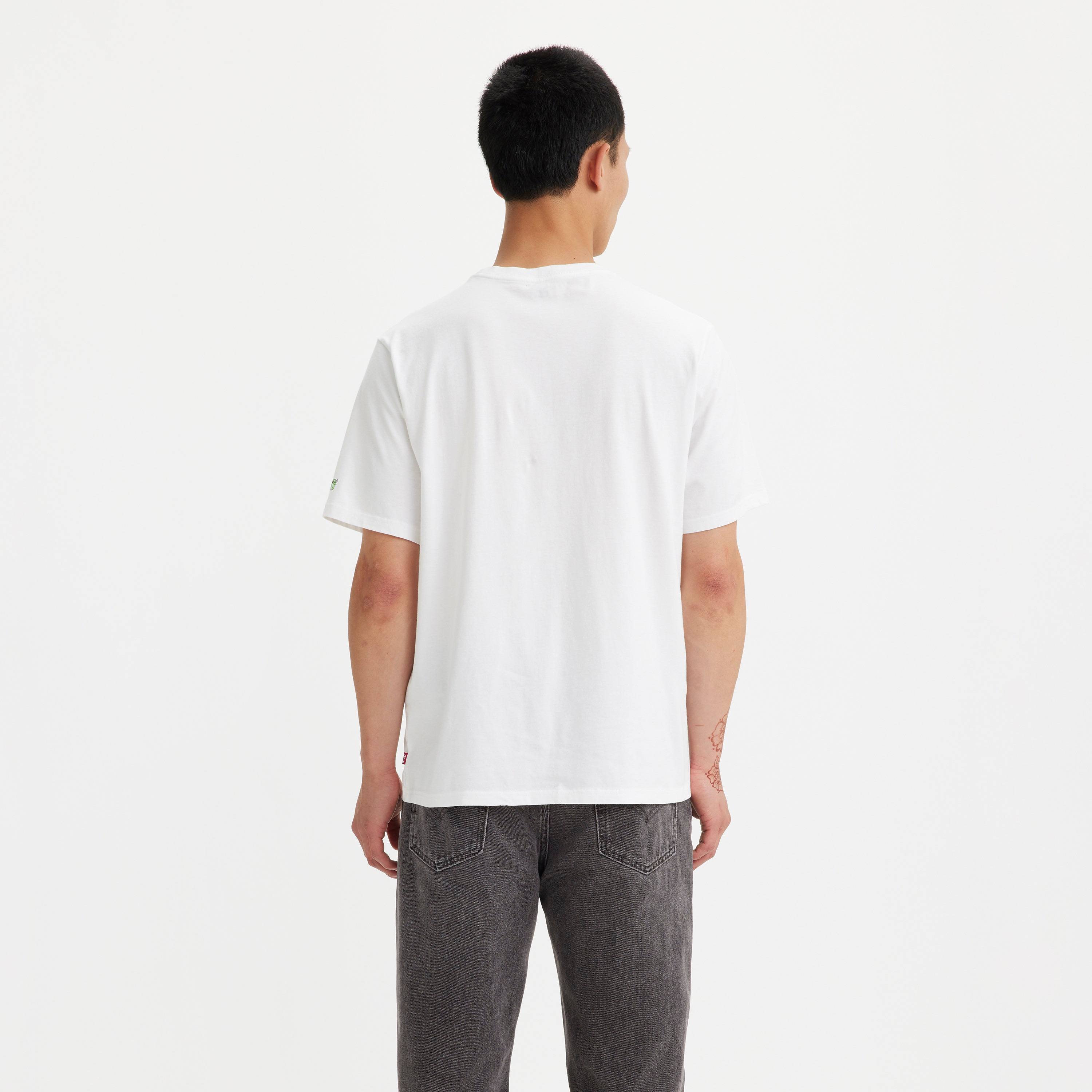 تي شيرت ليفايز جرافيك بأكمام قصيرة وياقة دائرية-men-clothing-tshirtsandpolos-tshirts-image-2