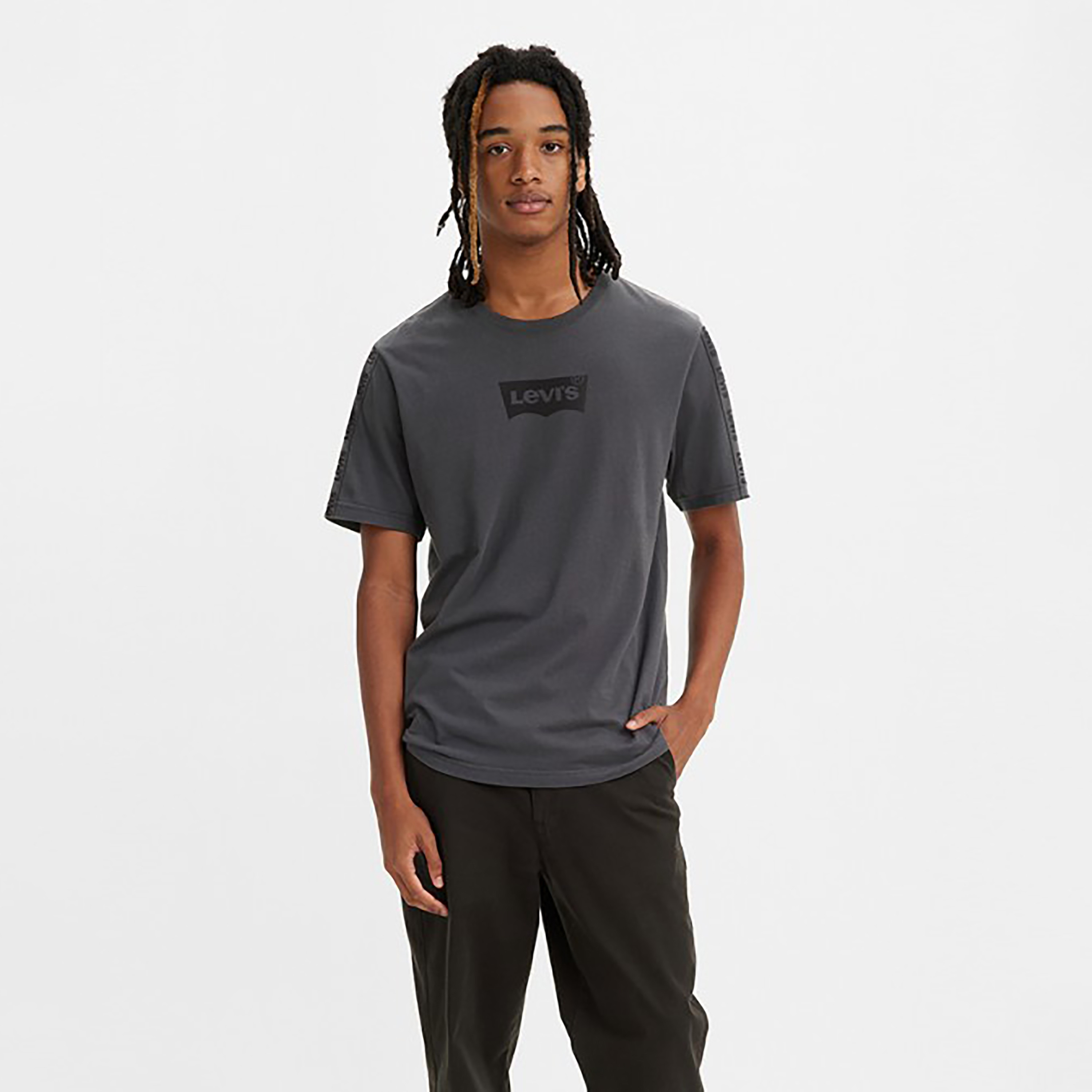 تيشيرت ليفايز بأكمام قصيرة وياقة دائرية مع شعار-men-clothing-tshirtsandpolos-tshirts-image-1