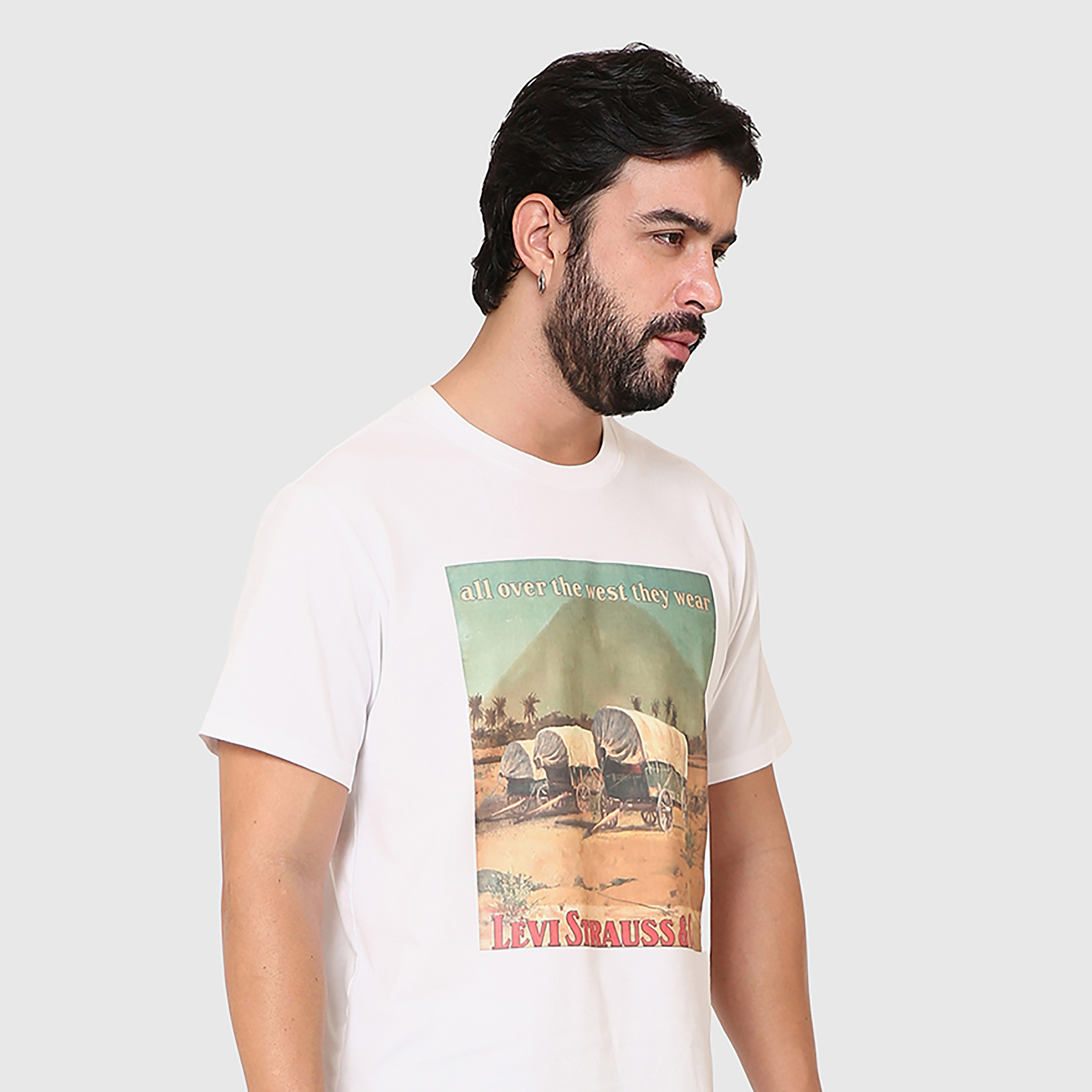 تي شيرت رجالي بأكمام قصيرة ورقبة دائرية ورسومات جرافيكية من ليفايس-men-clothing-tshirtsandpolos-tshirts-image-2