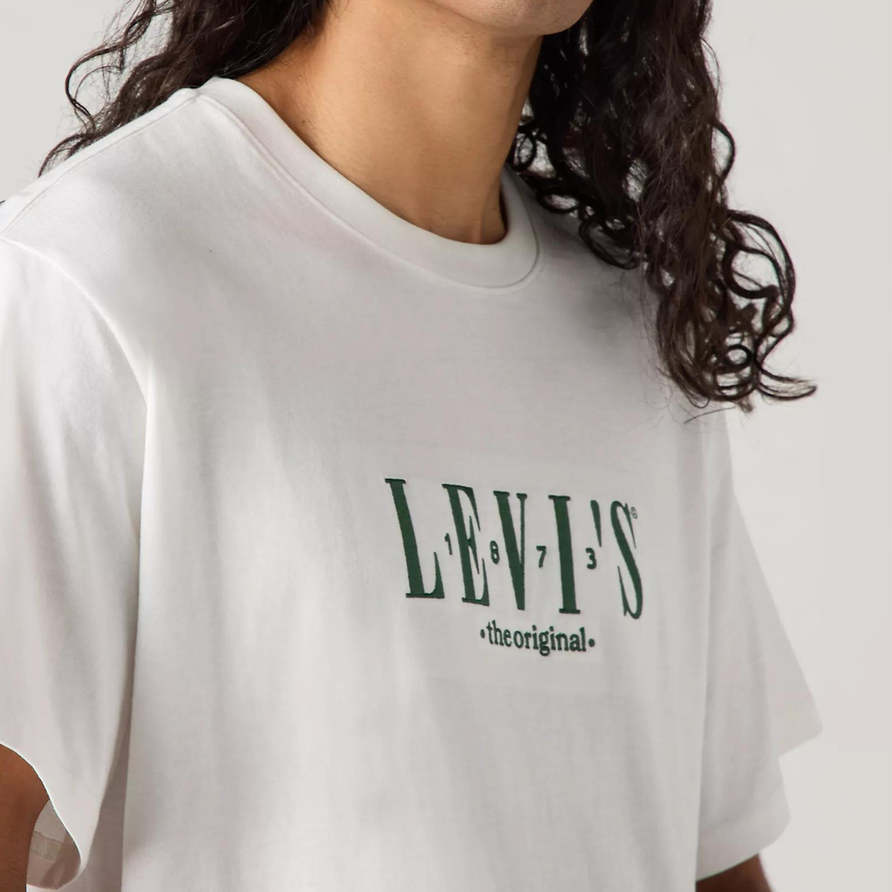 تي شيرت بأكمام قصيرة وياقة دائرية وشعار Levi-men-clothing-tshirtsandpolos-tshirts-image-3
