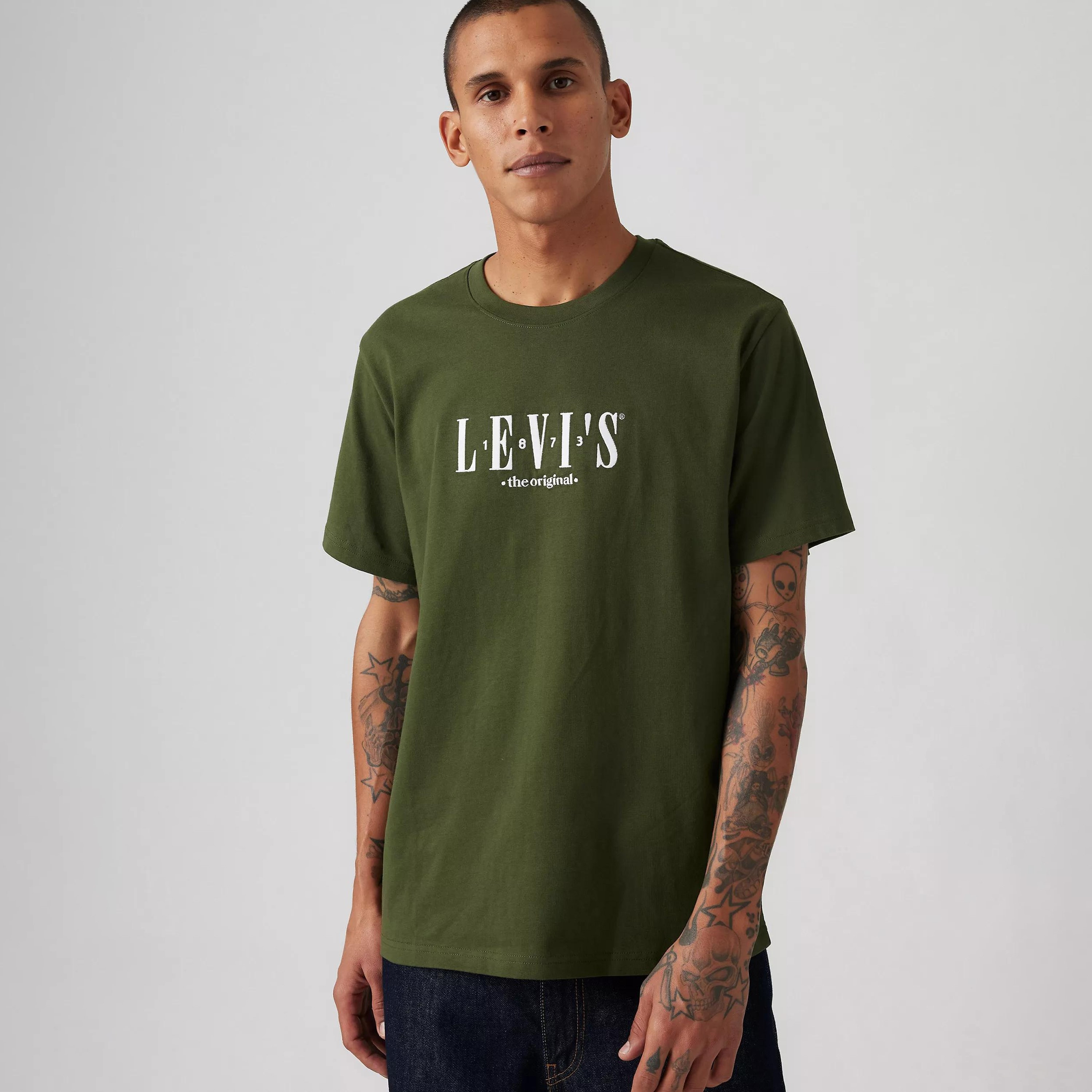 تي شيرت بأكمام قصيرة وياقة دائرية وشعار Levi-men-clothing-tshirtsandpolos-tshirts-image-1