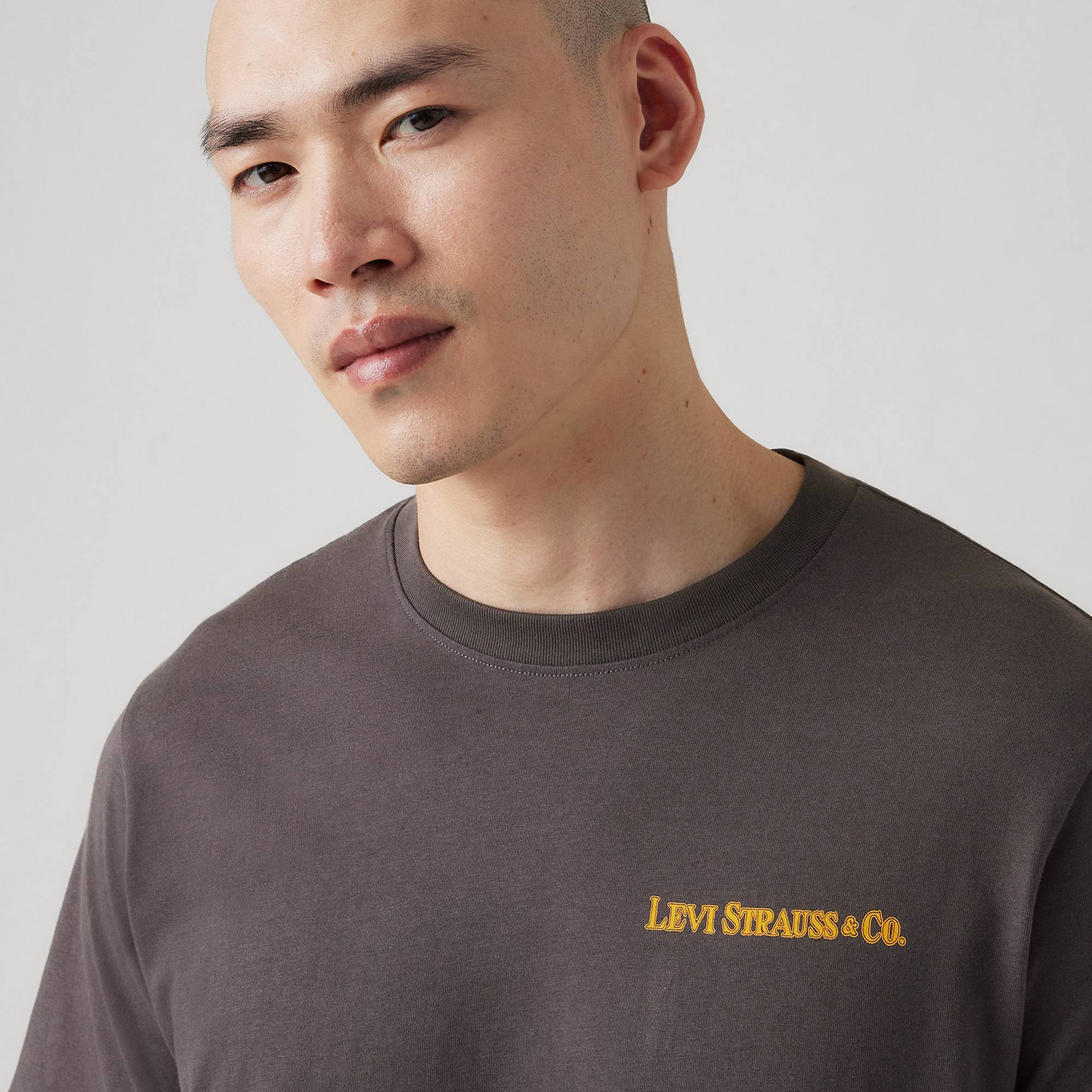 تي شيرت رجالي بطبعة جرافيكية ورقبة دائرية وأكمام قصيرة من ليفايس-men-clothing-tshirtsandpolos-tshirts-image-2