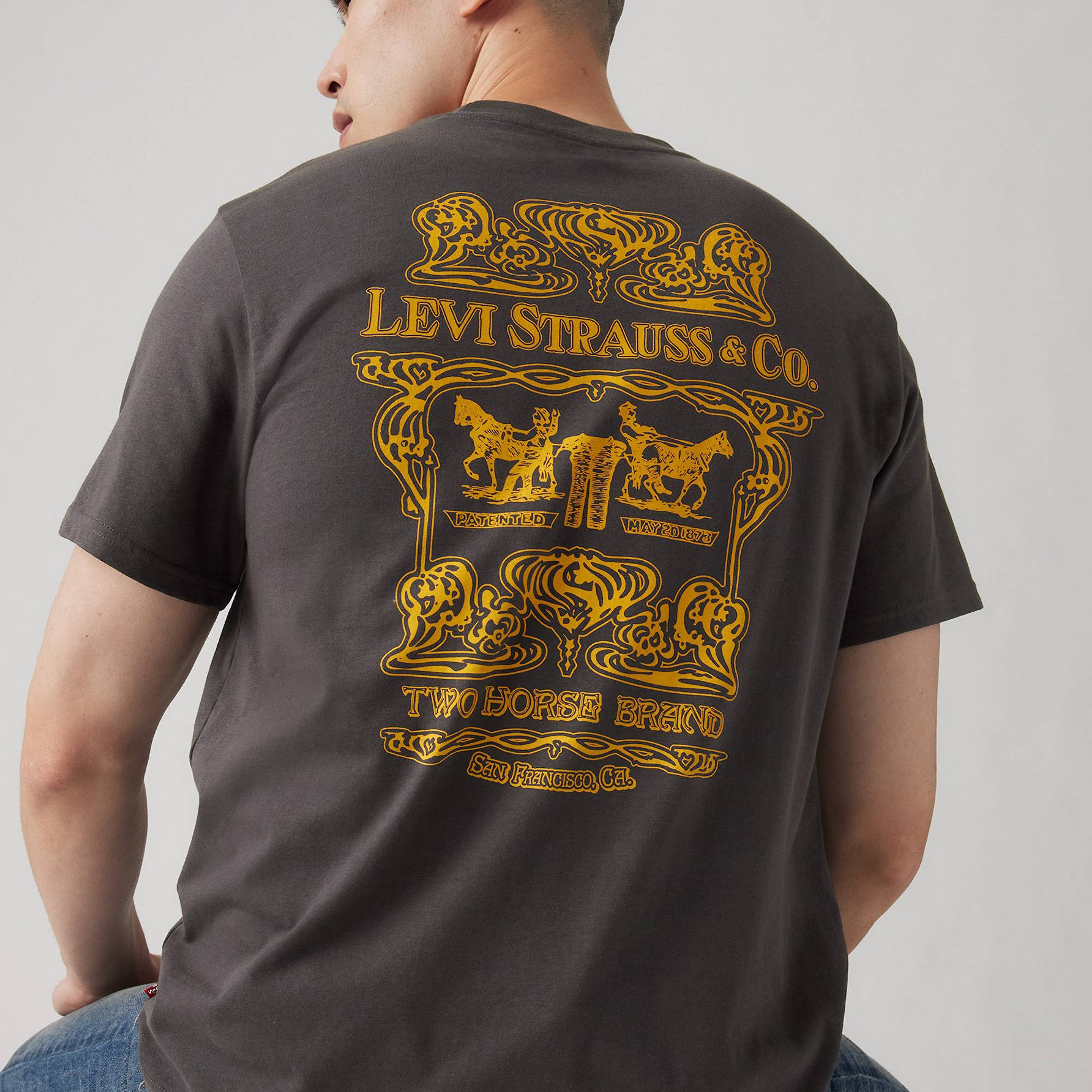 تي شيرت رجالي بطبعة جرافيكية ورقبة دائرية وأكمام قصيرة من ليفايس-men-clothing-tshirtsandpolos-tshirts-image-3