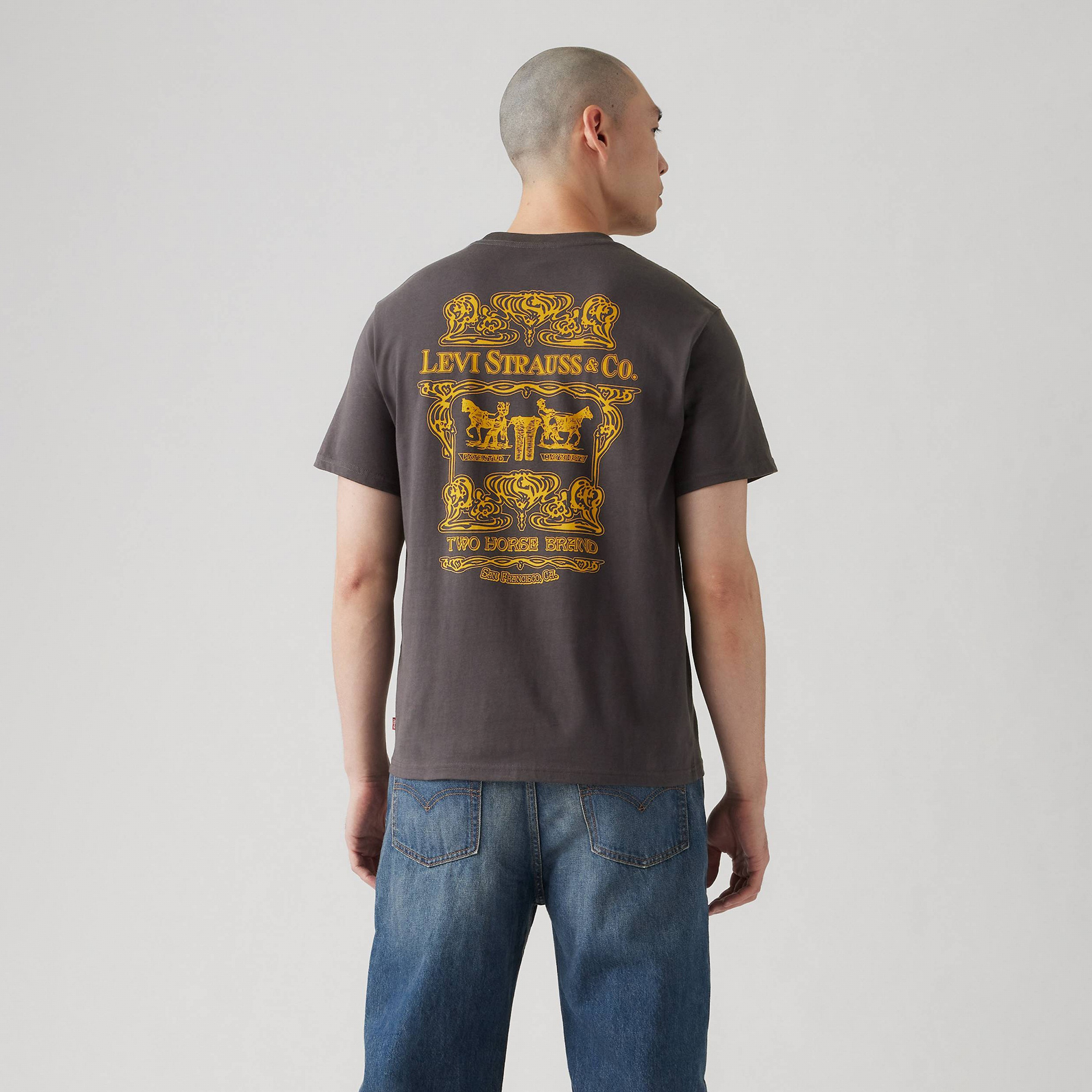 تي شيرت رجالي بطبعة جرافيكية ورقبة دائرية وأكمام قصيرة من ليفايس-men-clothing-tshirtsandpolos-tshirts-image-4