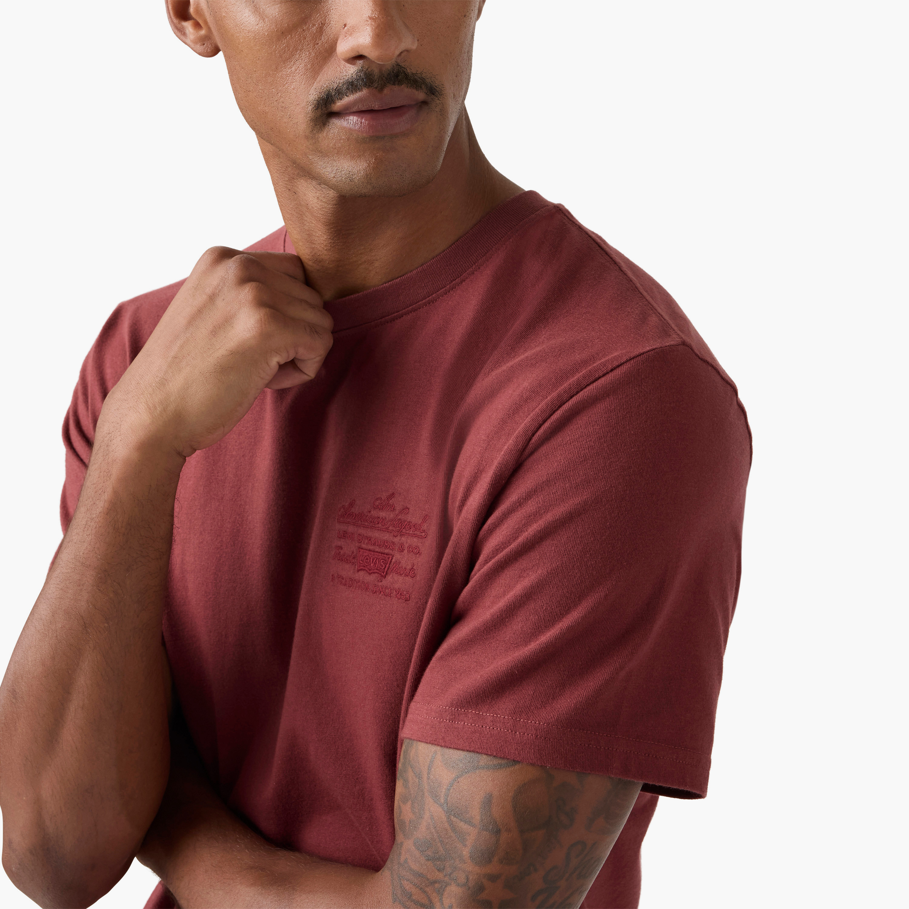 تي شيرت رجالي سادة بياقة دائرية وأكمام قصيرة من ليفايس-men-clothing-tshirtsandpolos-tshirts-image-2
