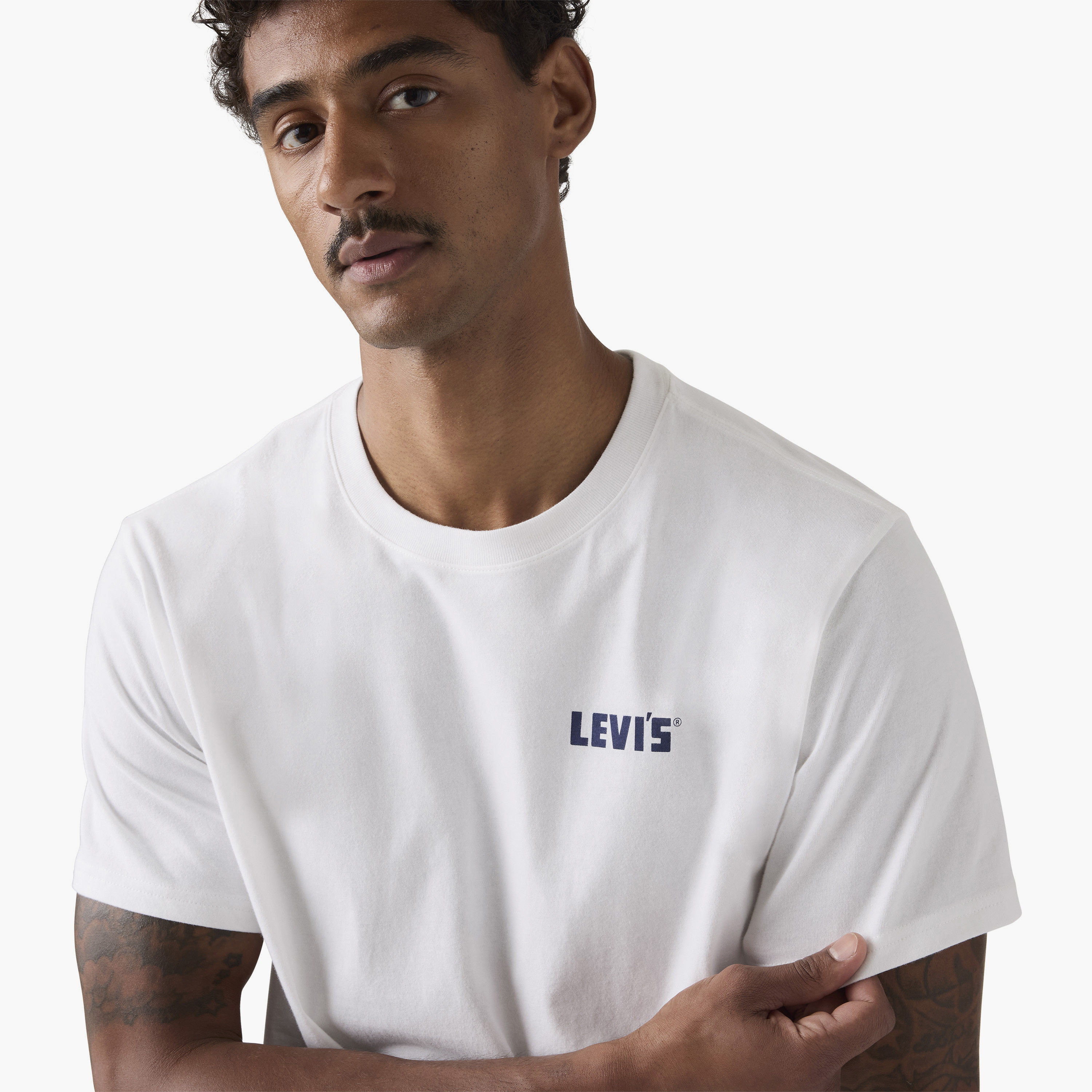 تي شيرت رجالي بأكمام قصيرة ورقبة دائرية وطبعة جرافيكية من ليفايس-men-clothing-tshirtsandpolos-tshirts-image-2