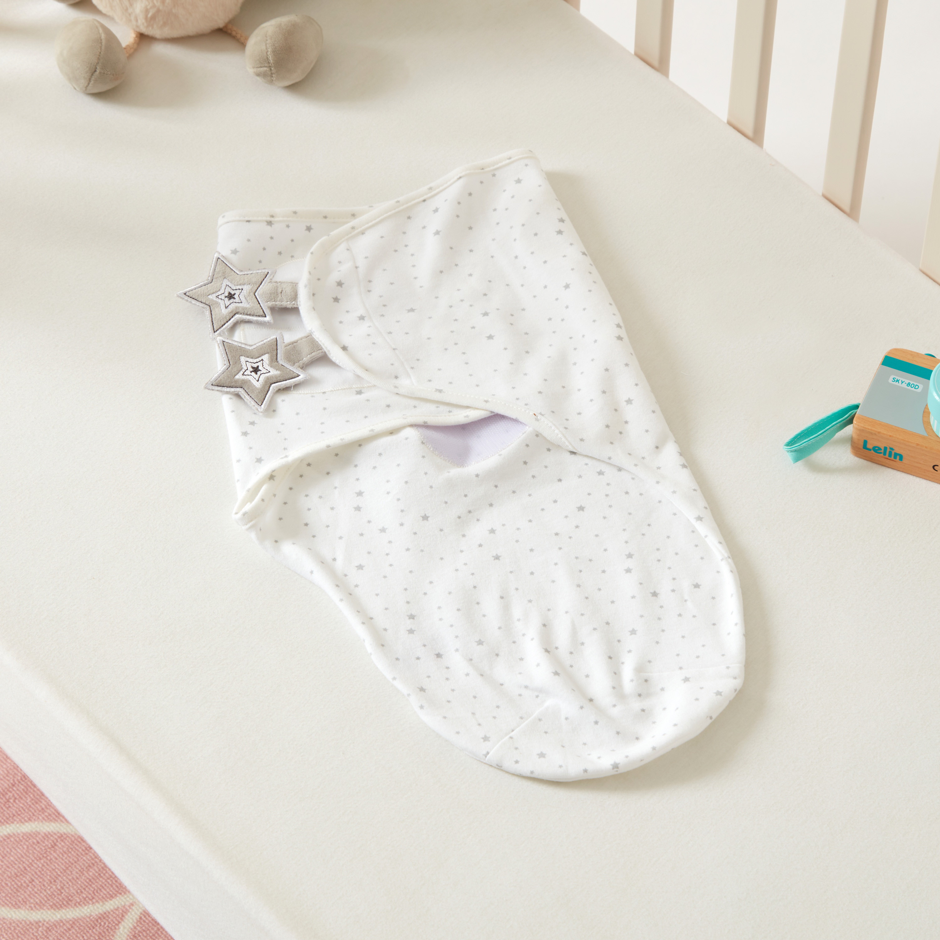 لحاف تقميط بطبعات نجوم من جونيورز-baby-nursery-blanketsandswaddles-swaddlesandsleepingbags-image-1