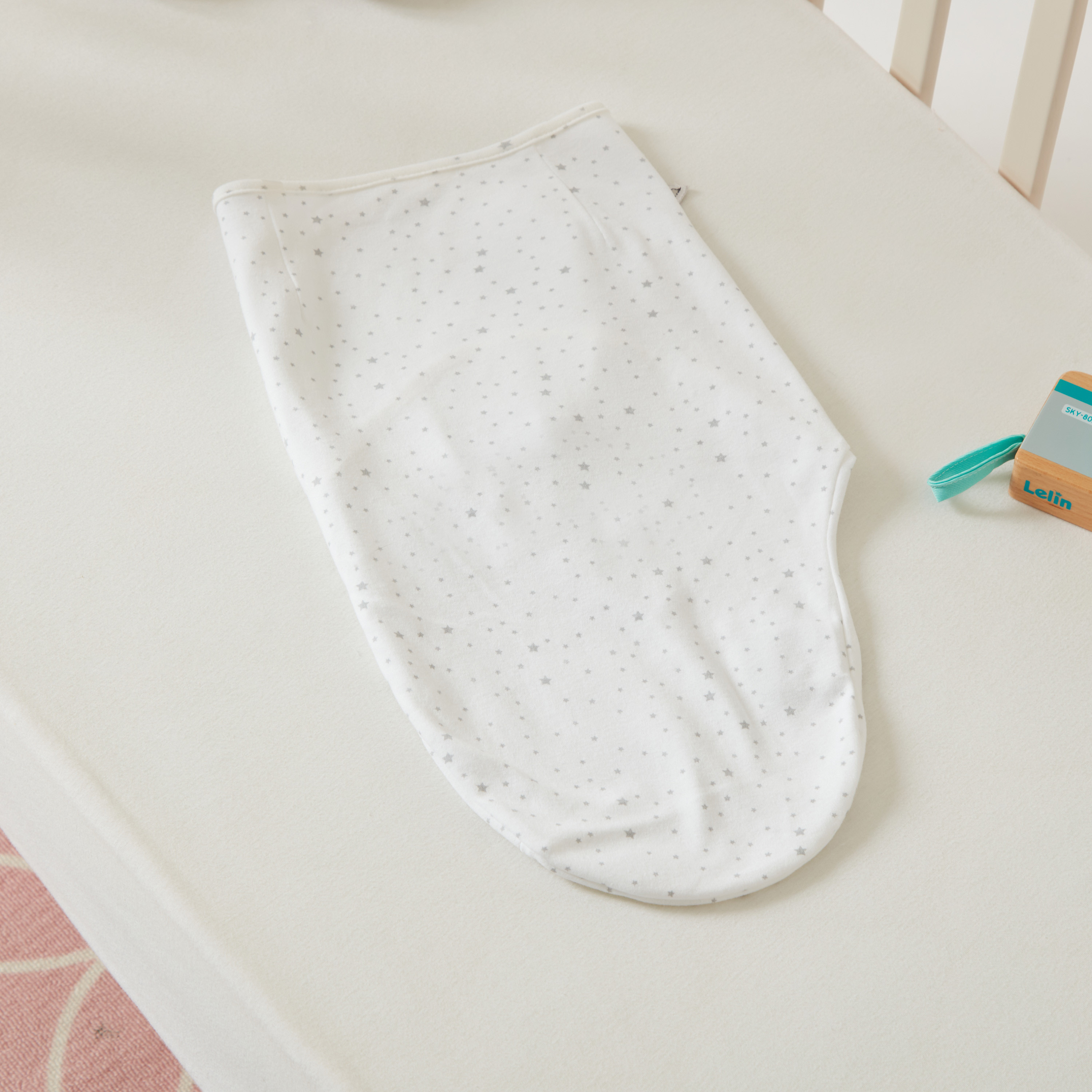 لحاف تقميط بطبعات نجوم من جونيورز-baby-nursery-blanketsandswaddles-swaddlesandsleepingbags-image-3