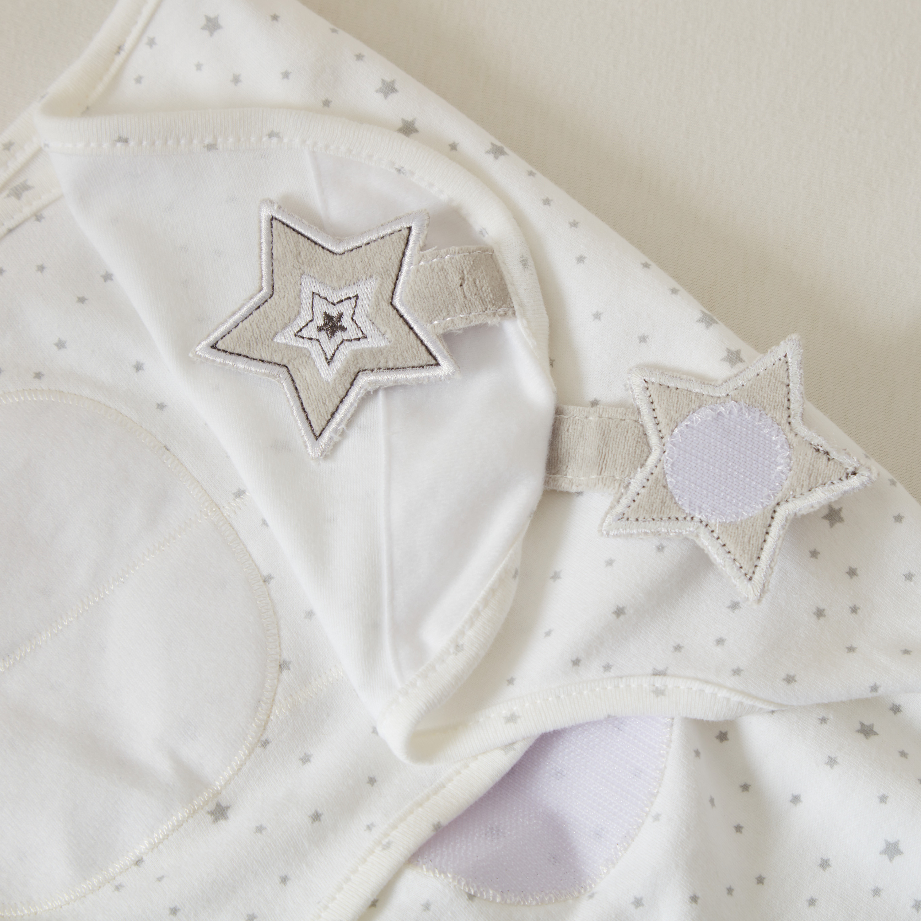 لحاف تقميط بطبعات نجوم من جونيورز-baby-nursery-blanketsandswaddles-swaddlesandsleepingbags-image-4