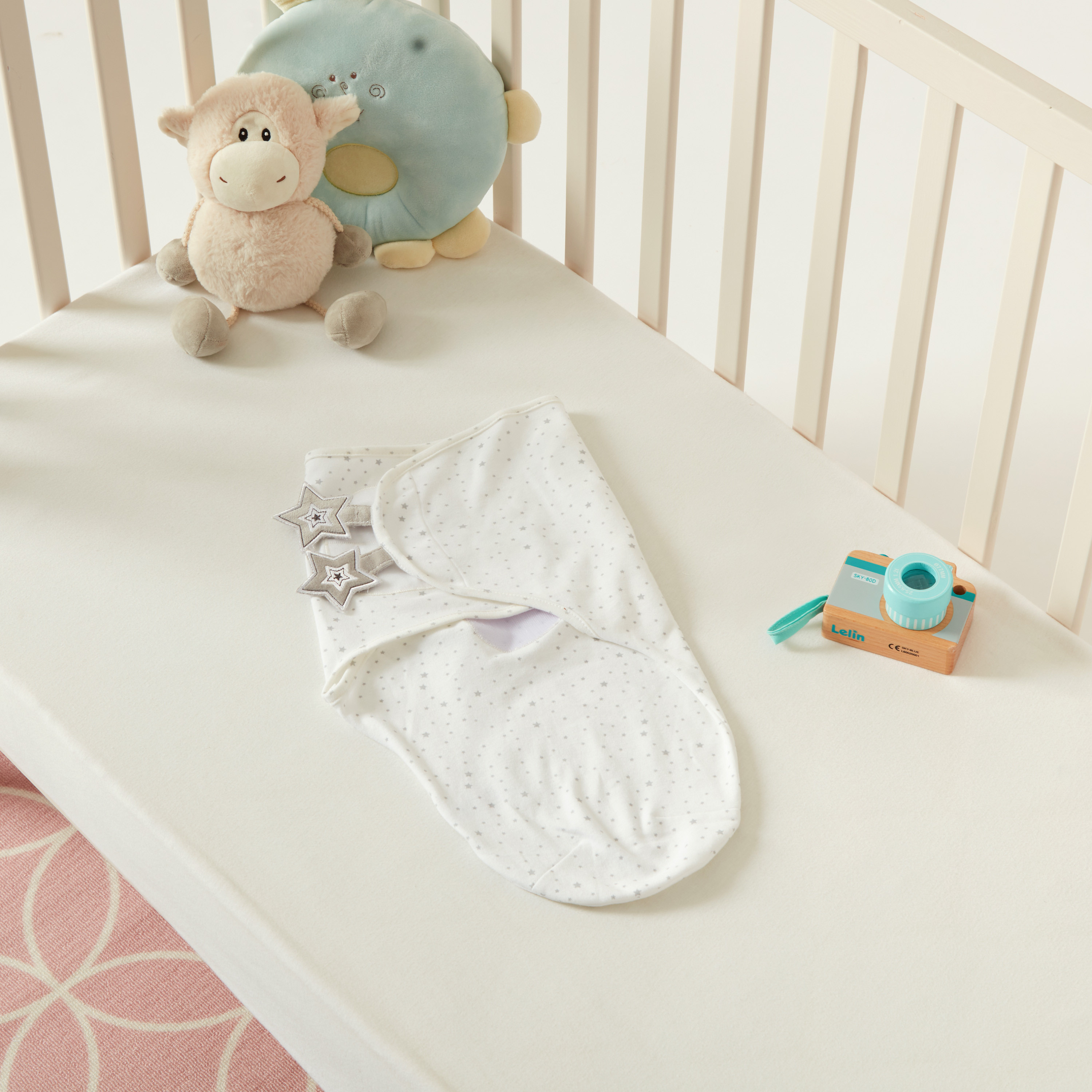 لحاف تقميط بطبعات نجوم من جونيورز-baby-nursery-blanketsandswaddles-swaddlesandsleepingbags-image-6